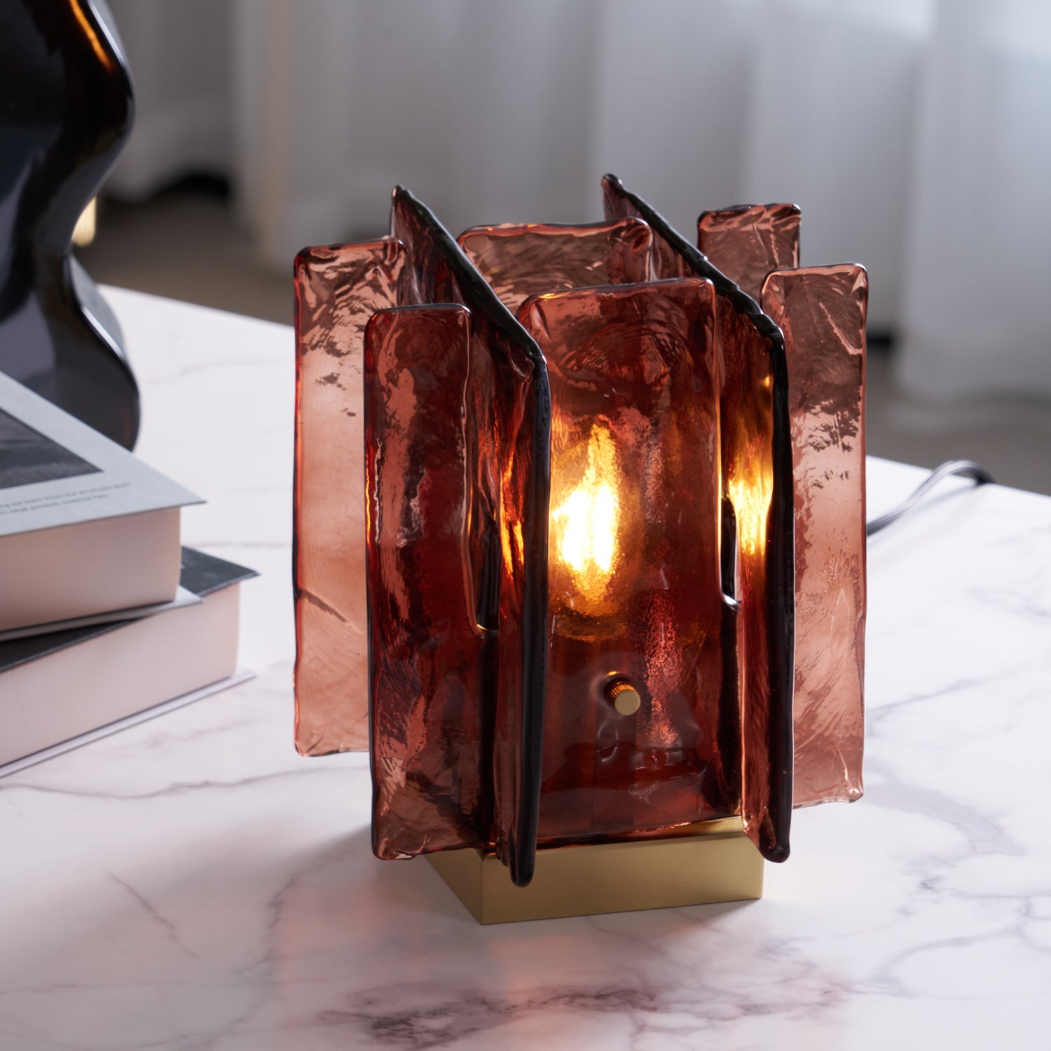 Lámpara de Mesa Moderna de Vidrio Ámbar y Metal Bronceado - Diseño Elegante para Interiores 5