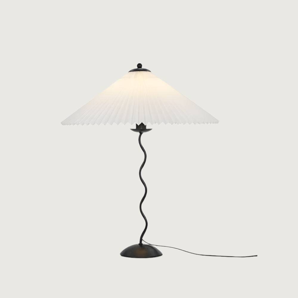 Lámpara de Mesa Plegada de Estilo Nórdico con Pantalla Blanca y Base Curva de Latón 1