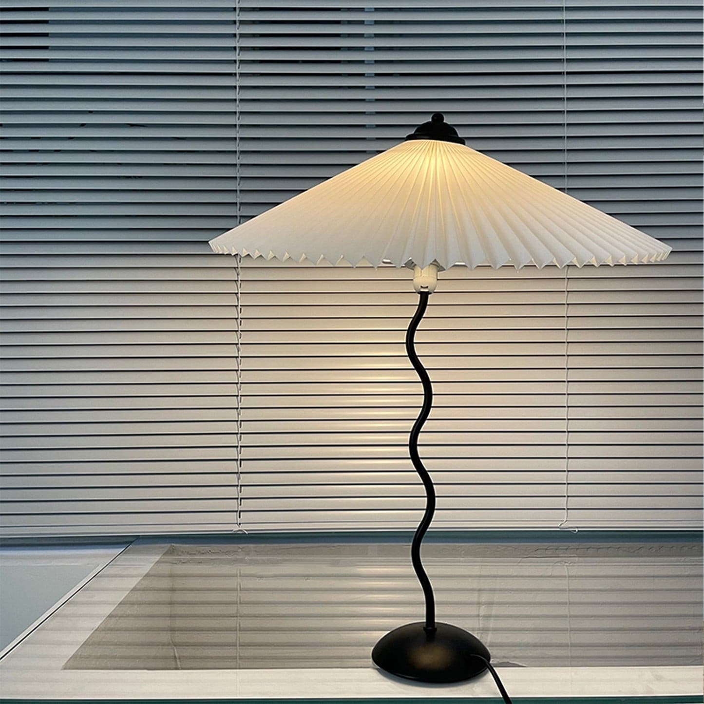 Lámpara de Mesa Plegada de Estilo Nórdico con Pantalla Blanca y Base Curva de Latón 5