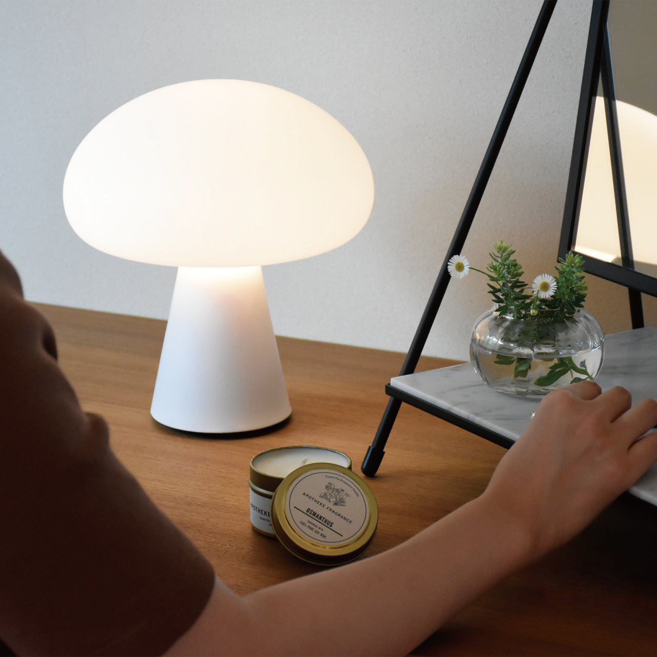 Lámpara de Mesa Portátil Obello con Luz LED de Tres Colores y Puerto USB - Ideal para Mesita de Noche y Escritorio 1