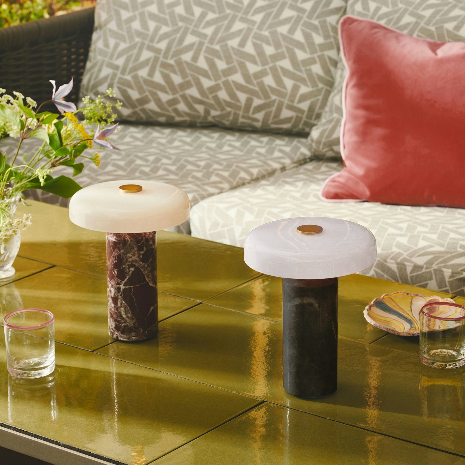 Lámpara de Mesa Portátil de Mármol con Luz LED Ajustable y Diseño Moderno 4