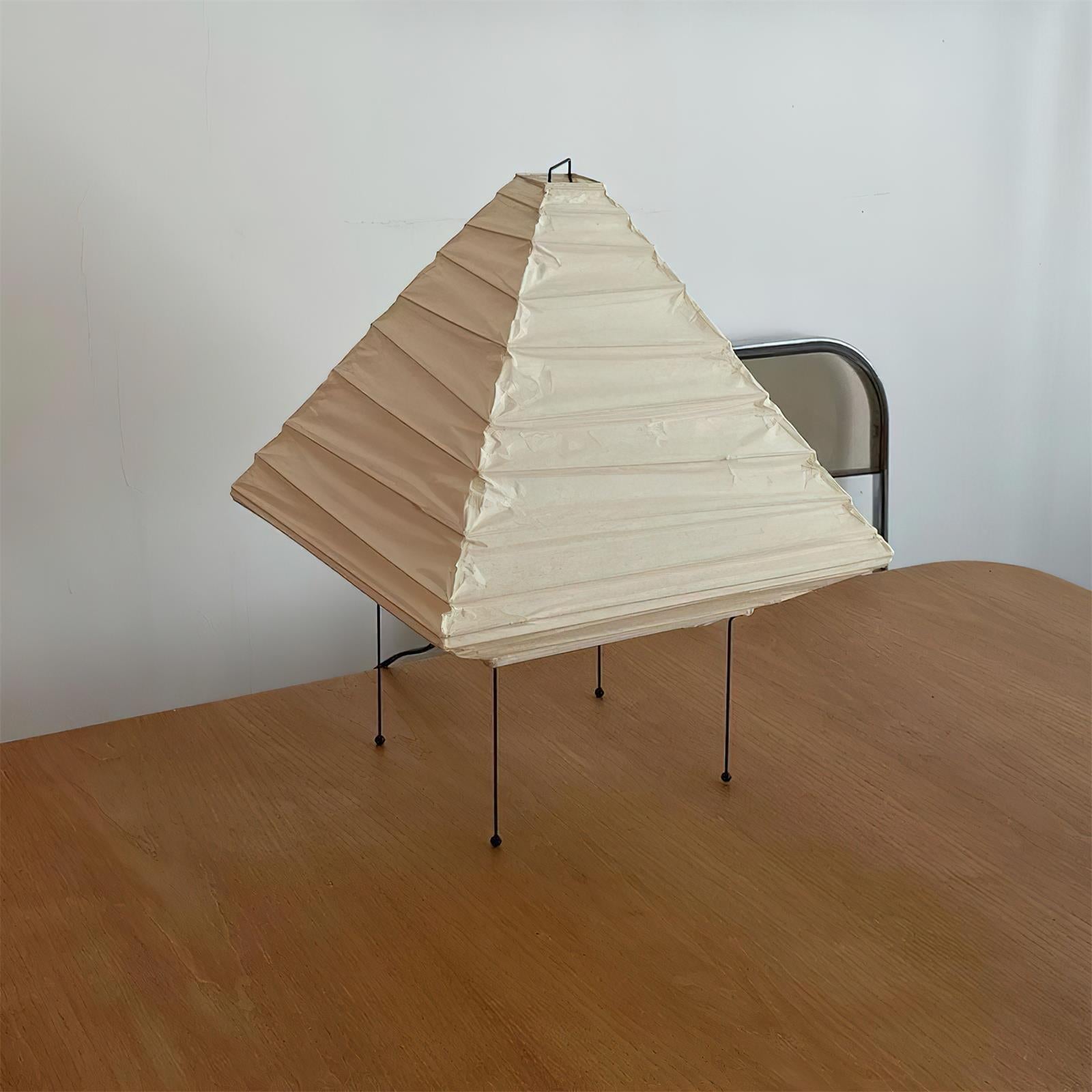 Lámpara de Mesa Pyramid 5X con Pantalla de Papel y Marco Negro – Diseño Minimalista 2