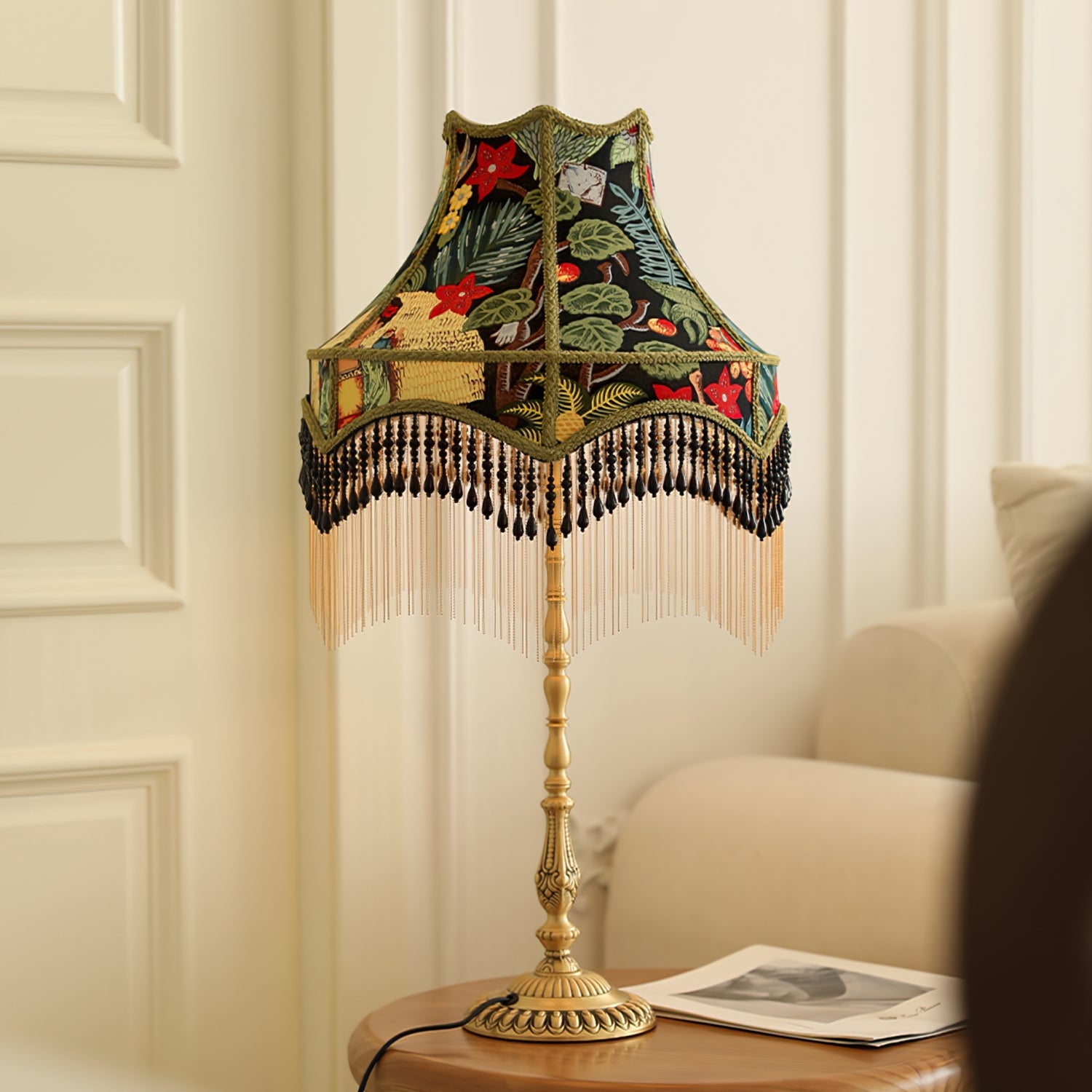Lámpara de Mesa Retro Peonía con Pantalla de Seda y Base de Latón – Elegante Iluminación Interior 1