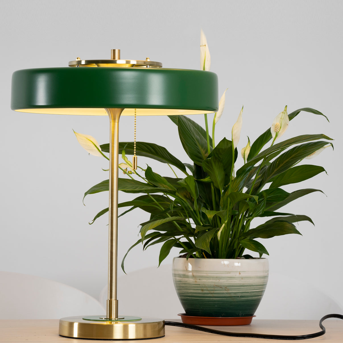 Lámpara de Mesa Revolve con Difusor Acrílico y Base de Metal – Estilo Contemporáneo 4
