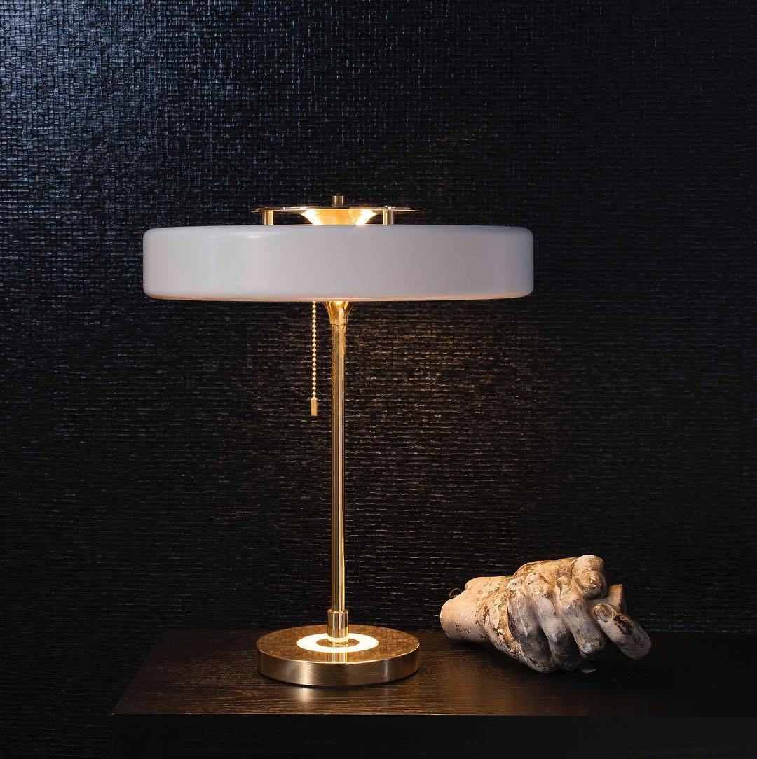 Lámpara de Mesa Revolve con Difusor Acrílico y Base de Metal – Iluminación Moderna para Mesita de Noche o Escritorio 5