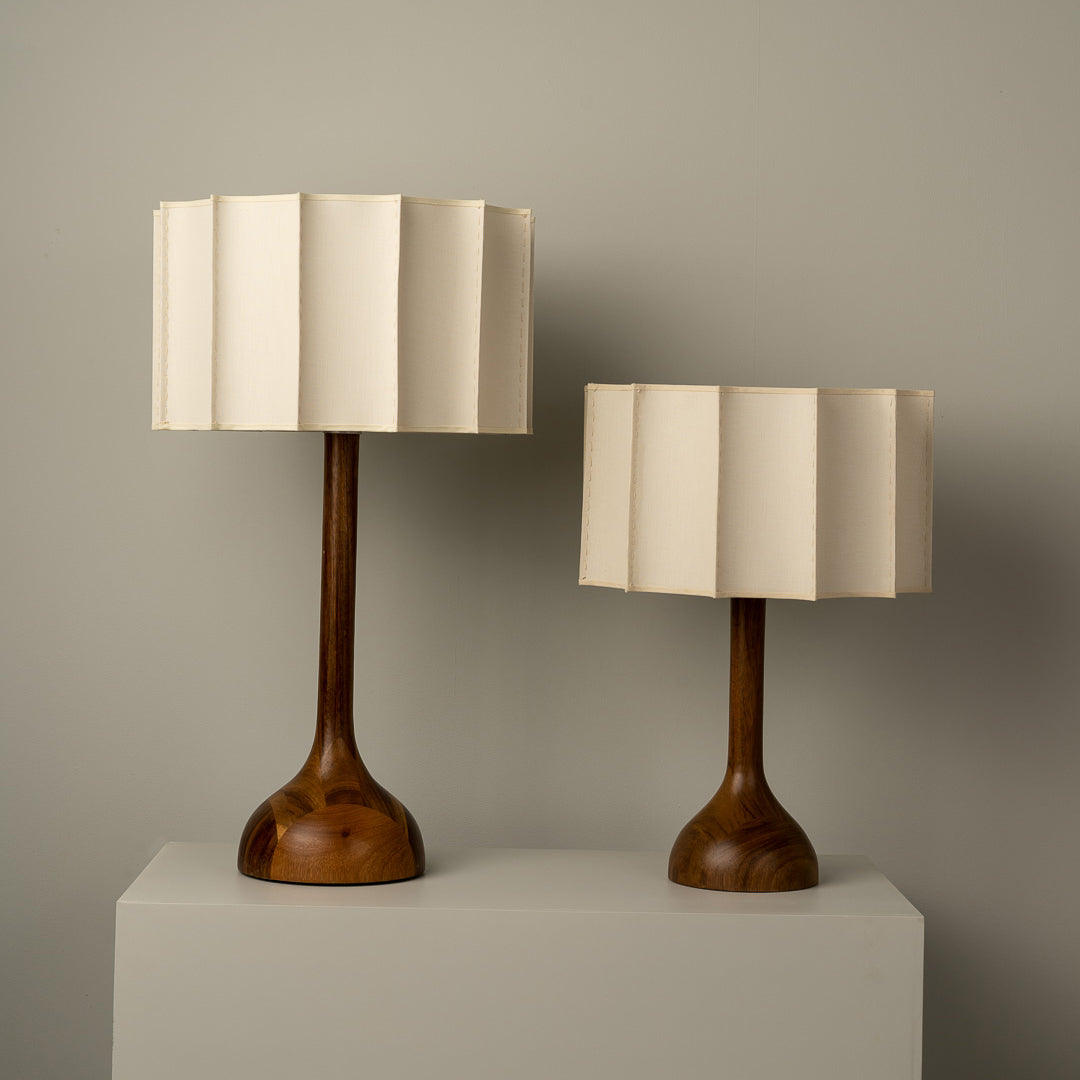 Lámpara de Mesa Sierra con Base de Madera y Pantalla de Tela – Diseño Clásico y Acogedor 8
