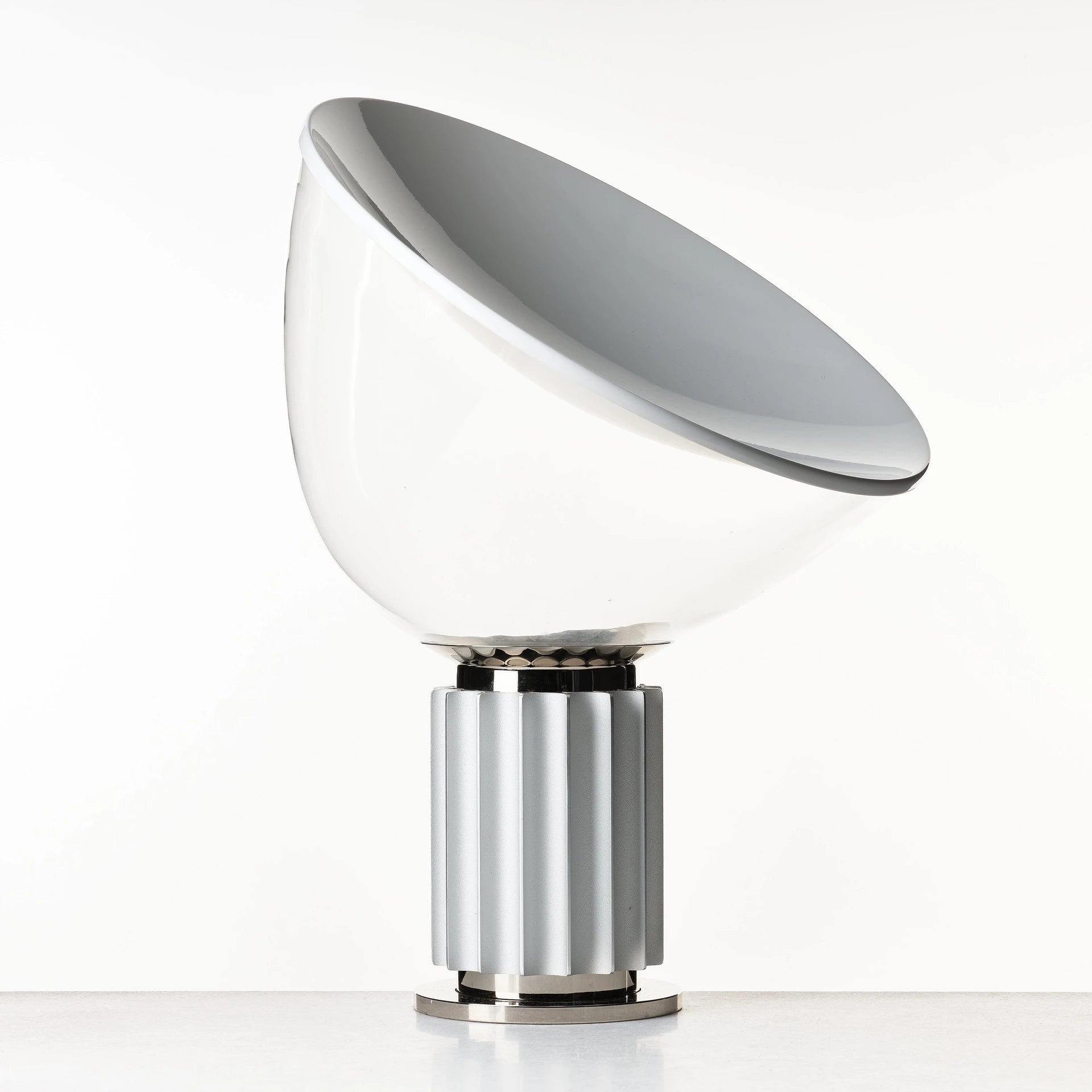 Lámpara de Mesa Taccia con Difusor de Vidrio y Base de Aluminio Anodizado – Diseño Moderno y Elegante para Iluminación Ambiental 1
