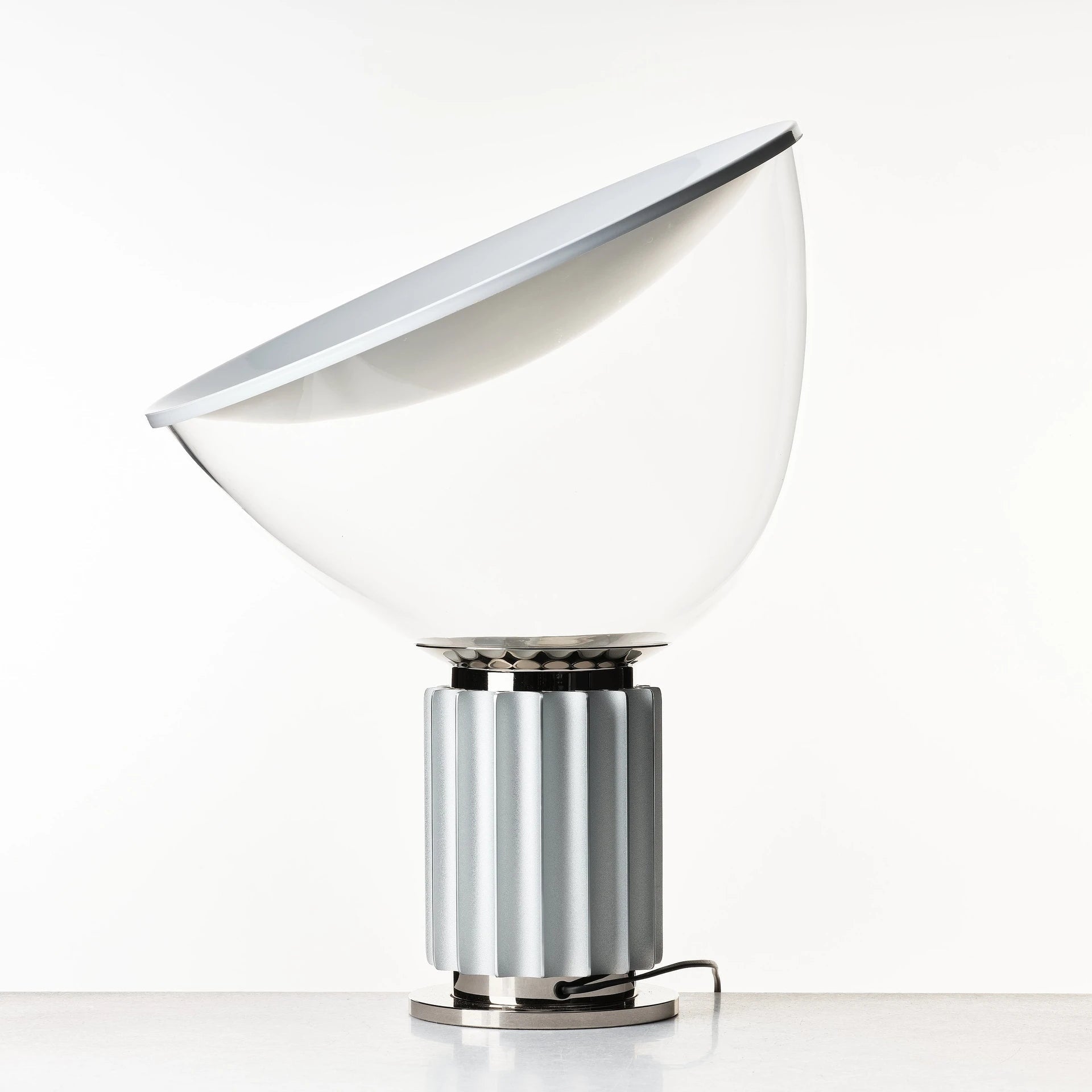 Lámpara de Mesa Taccia con Difusor de Vidrio y Base de Aluminio Anodizado – Diseño Moderno y Elegante para Iluminación Ambiental 4
