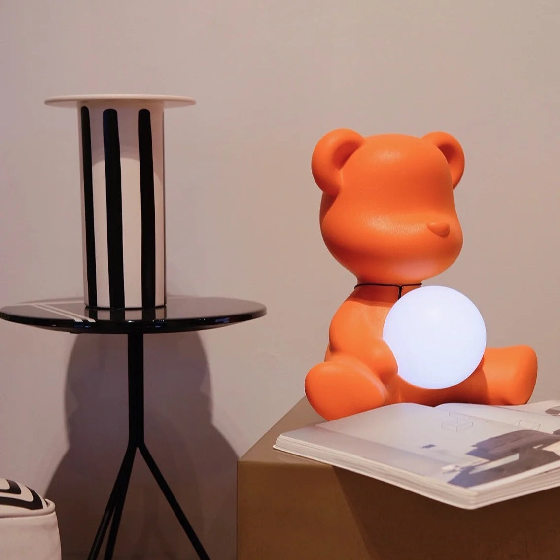 Lámpara de Mesa Teddy con Esfera Luminosa – Diseño Tierno y Superficie de Terciopelo 5