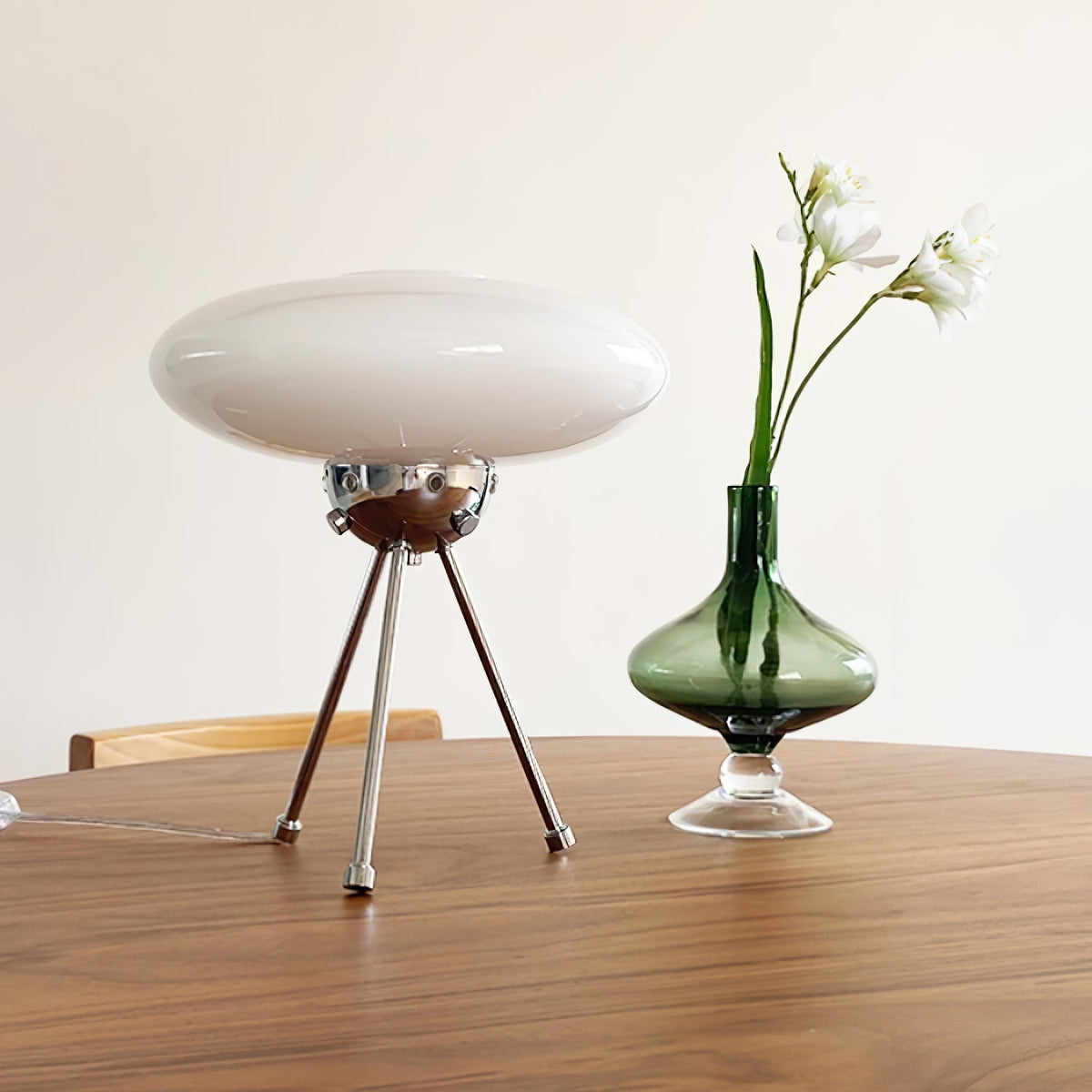 Luvina - Lámpara de Mesa UFO de Vidrio Moderno - 30cm Diámetro - Base E26 - Ideal para Mesita de Noche o Escritorio