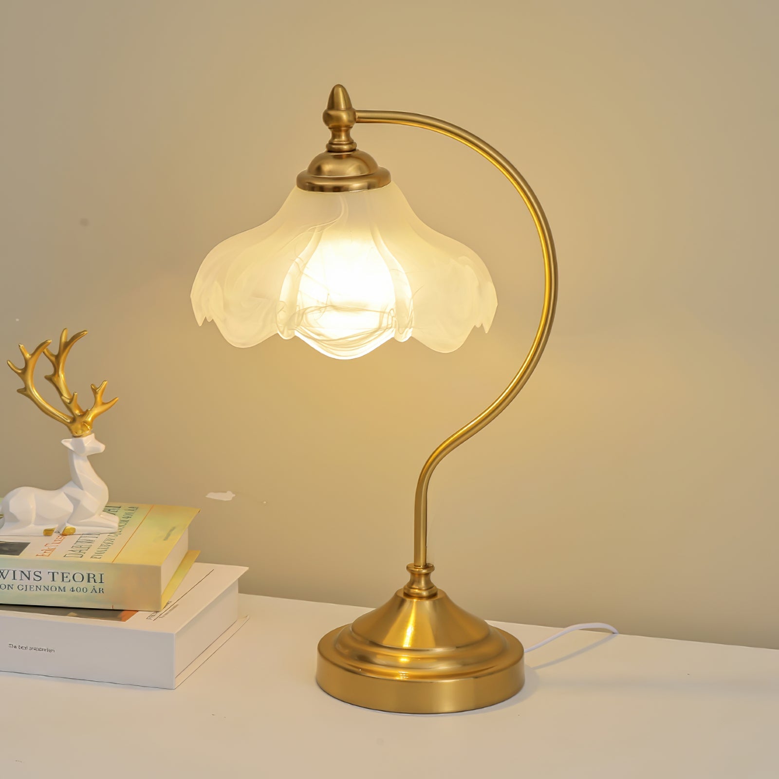Lámpara de Mesa Vintage Magnolya con Pantalla de Vidrio y Acabado en Latón Dorado - Ideal para Mesita de Noche y Oficina 2