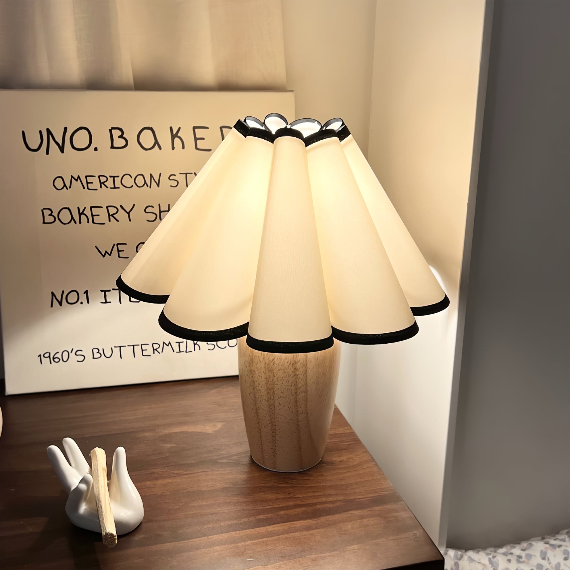 Lámpara de Mesa Vintage con Pantalla Acanalada y Base de Madera – Iluminación Elegante para el Hogar 2