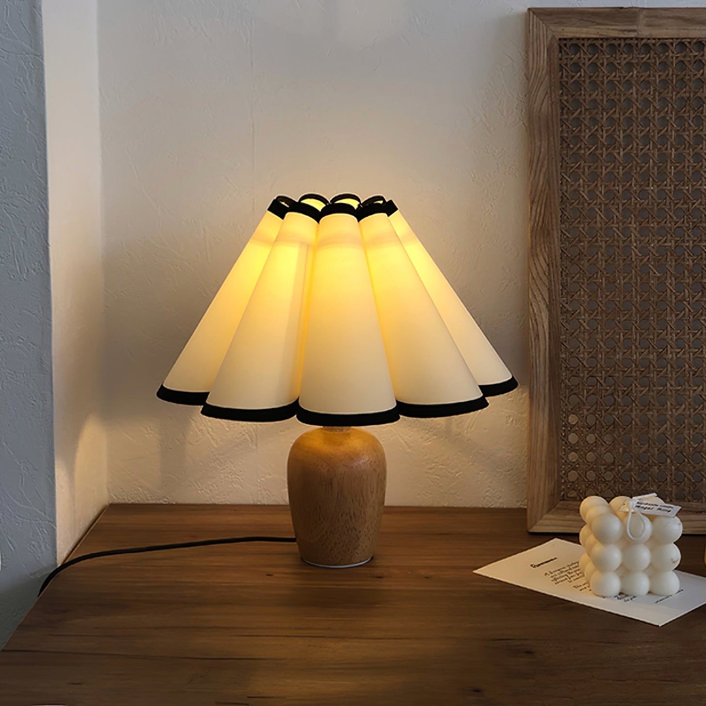 Lámpara de Mesa Vintage con Pantalla Acanalada y Base de Madera – Iluminación Elegante para el Hogar 3