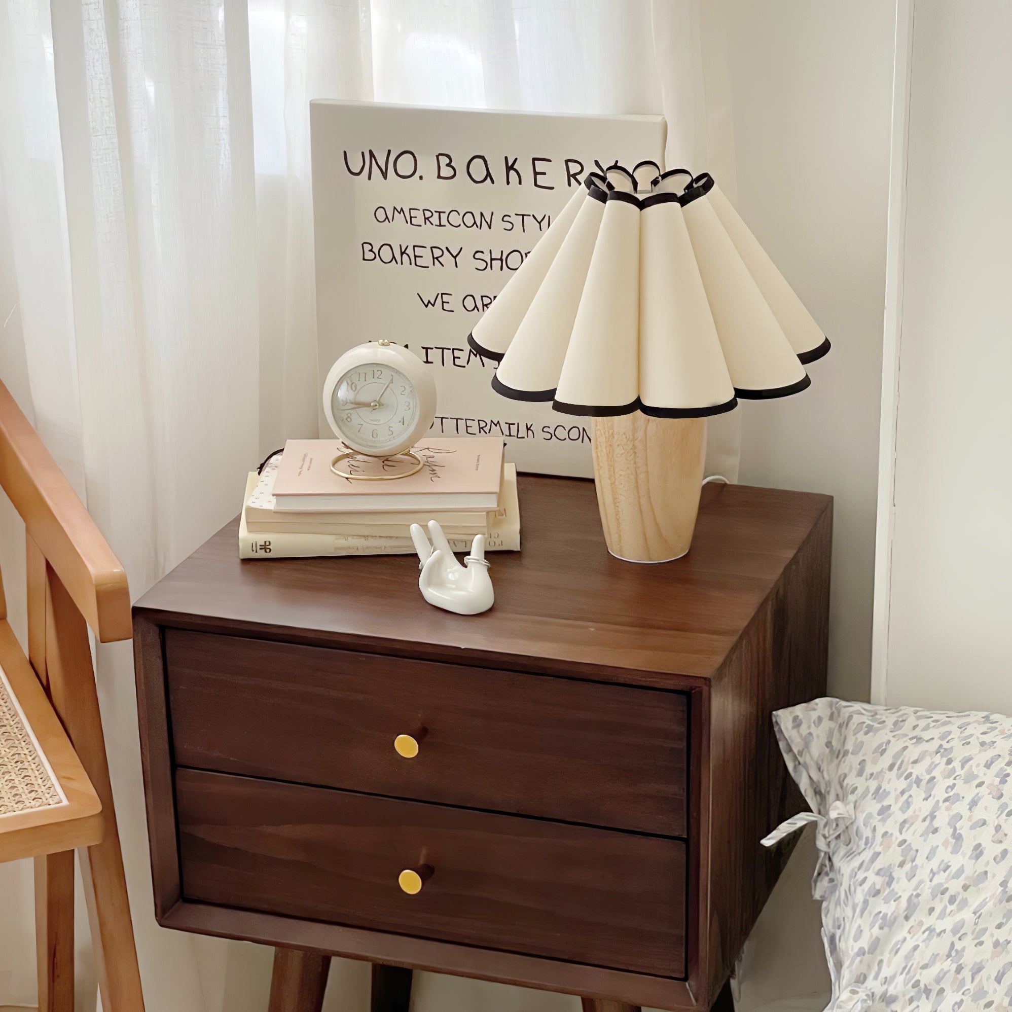 Lámpara de Mesa Vintage con Pantalla Acanalada y Base de Madera – Iluminación Elegante para el Hogar 6