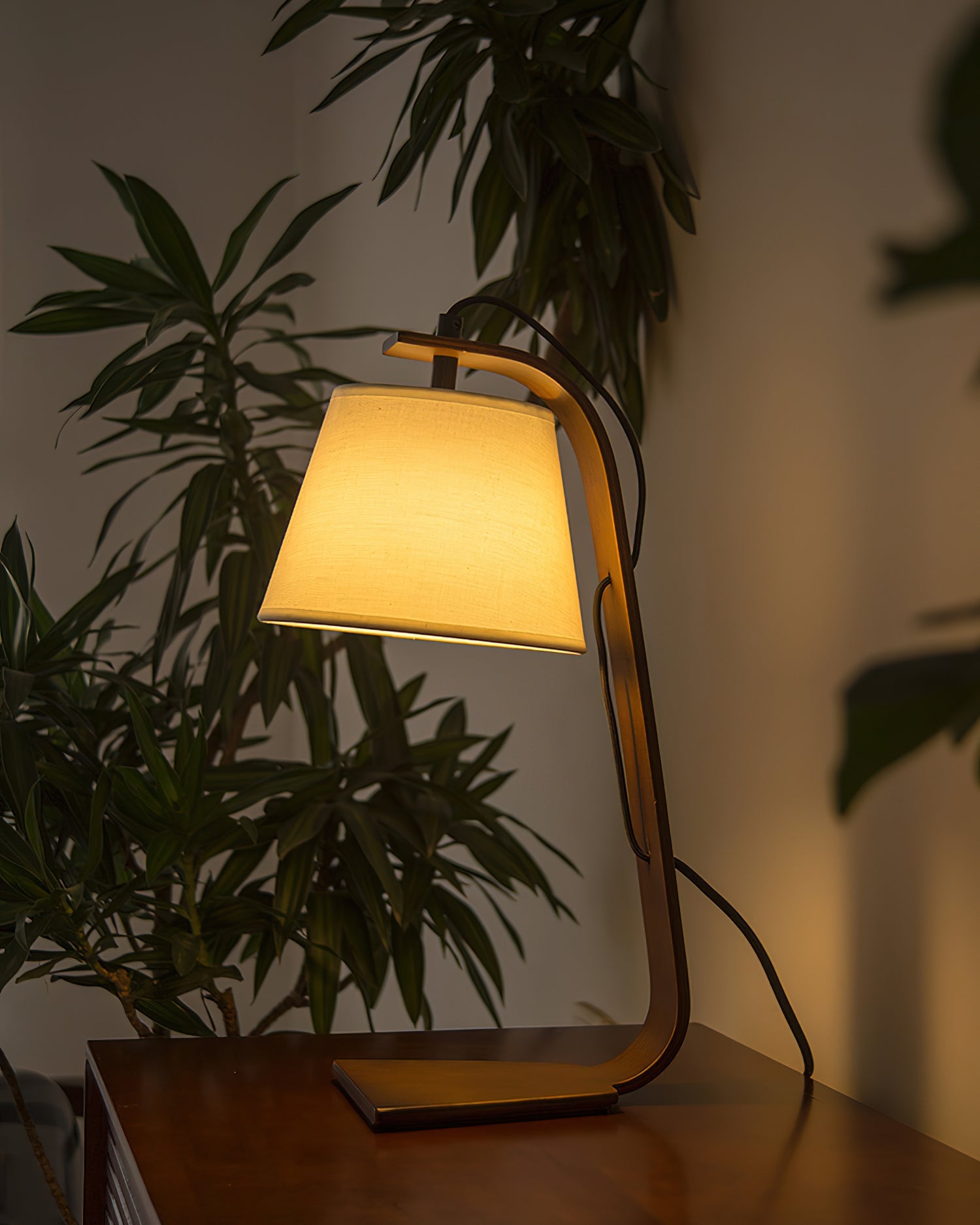 Lámpara de Mesa Walden con Diseño Contemporáneo y Pantalla de Tela – Acabados en Madera Natural y Oscura 3