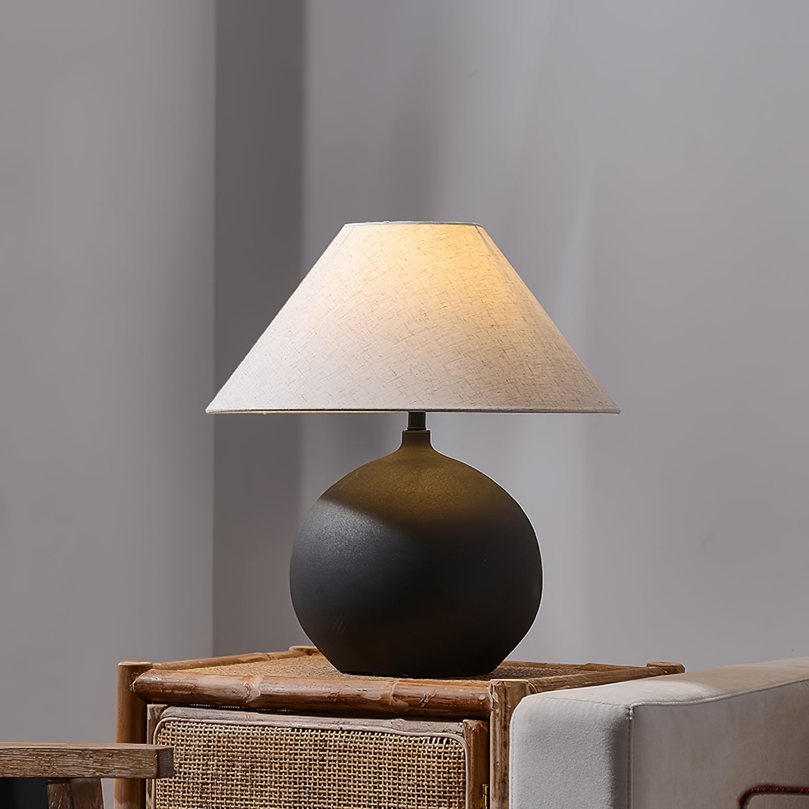 Lámpara de Mesa de Cerámica con Pantalla de Lino Gris – Diseño Clásico y Elegante para Mesita de Noche 1