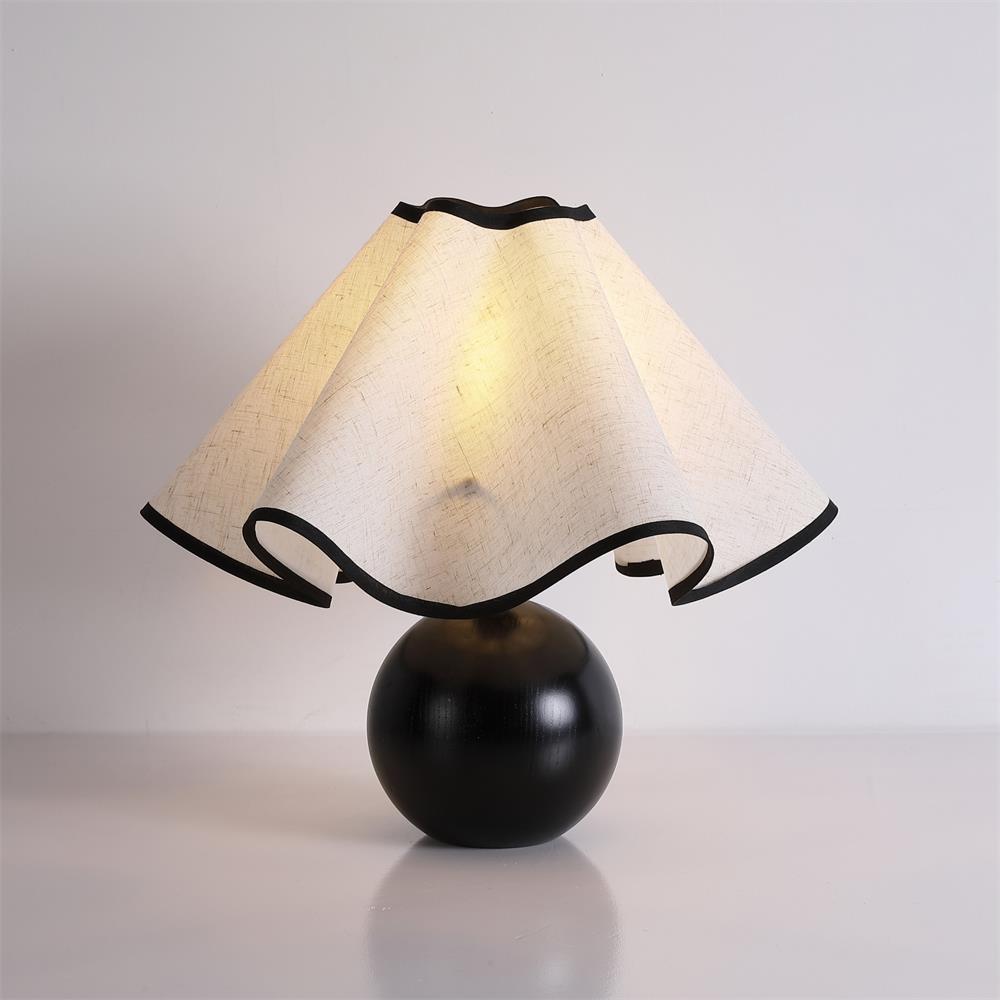 Lámpara de Mesa de Madera con Pantalla de Tela Curvada y Base Esférica – Acabados en Madera Natural y Negro 0