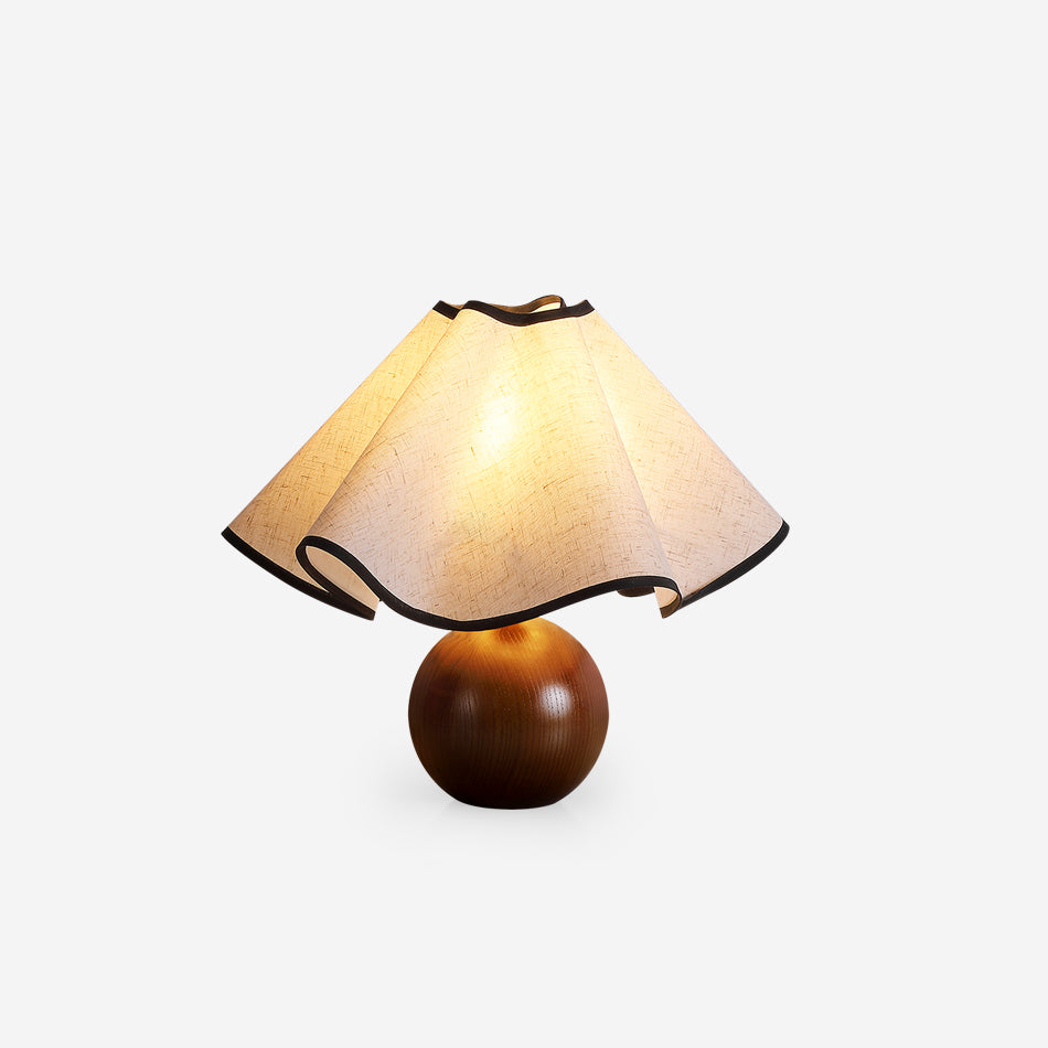 Lámpara de Mesa de Madera con Pantalla de Tela Curvada y Base Esférica – Acabados en Madera Natural y Negro 1