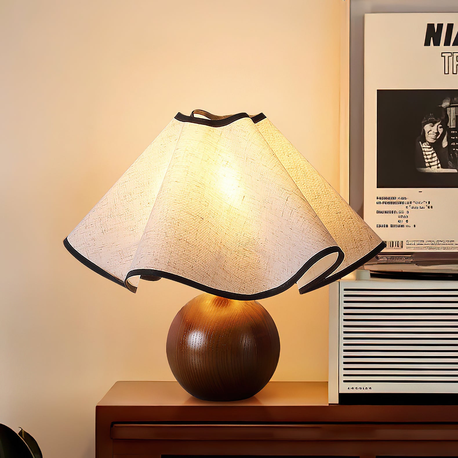 Lámpara de Mesa de Madera con Pantalla de Tela Curvada y Base Esférica – Acabados en Madera Natural y Negro 2