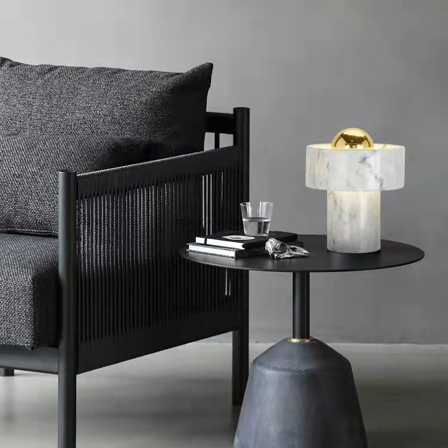 Lámpara de Mesa de Mármol Blanco con Pantalla Dorada – Estilo Moderno y Diseño Único 2