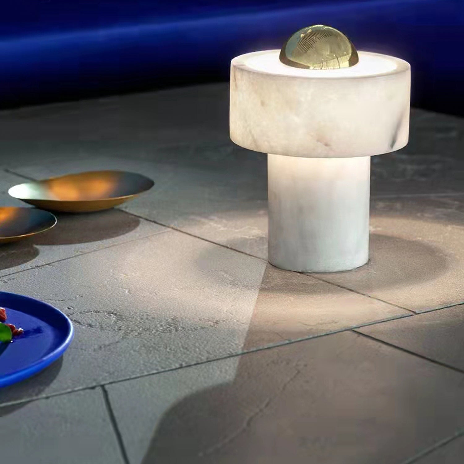 Lámpara de Mesa de Mármol Blanco con Pantalla Dorada – Estilo Moderno y Diseño Único 3