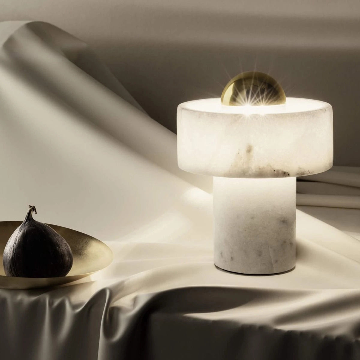 Lámpara de Mesa de Mármol Blanco con Pantalla Dorada – Estilo Moderno y Diseño Único 4