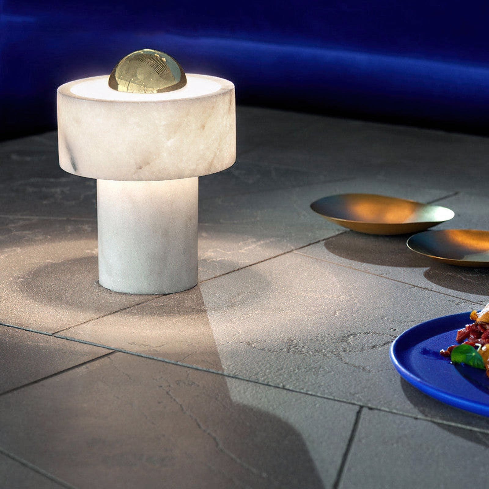 Lámpara de Mesa de Mármol Blanco con Pantalla Dorada – Estilo Moderno y Diseño Único 5