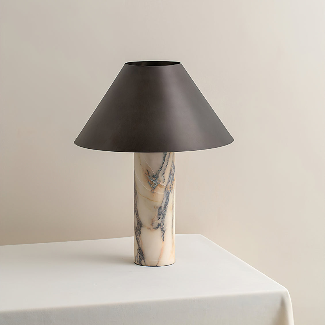 Lámpara de Mesa de Mármol Blanco con Pantalla de Tela Negra – Diseño Moderno 3