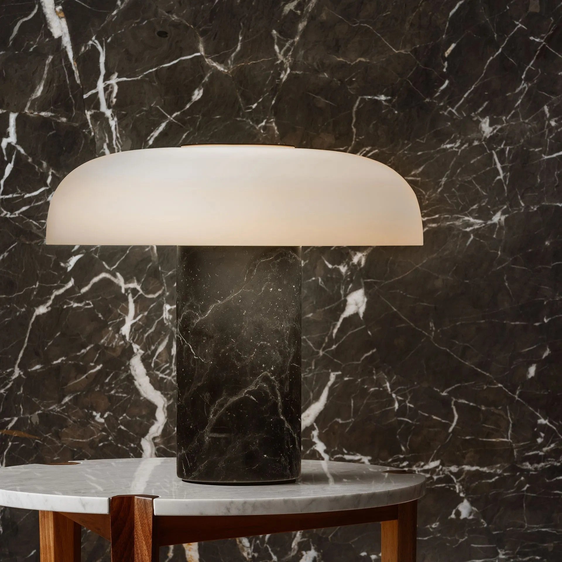 Lámpara de Mesa de Mármol y Vidrio – Diseño Elegante para Iluminación Interior 2