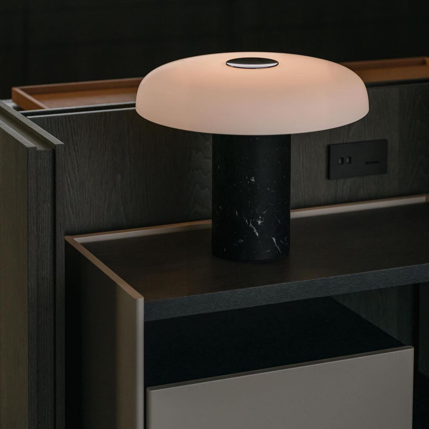 Lámpara de Mesa de Mármol y Vidrio – Diseño Elegante para Iluminación Interior 5