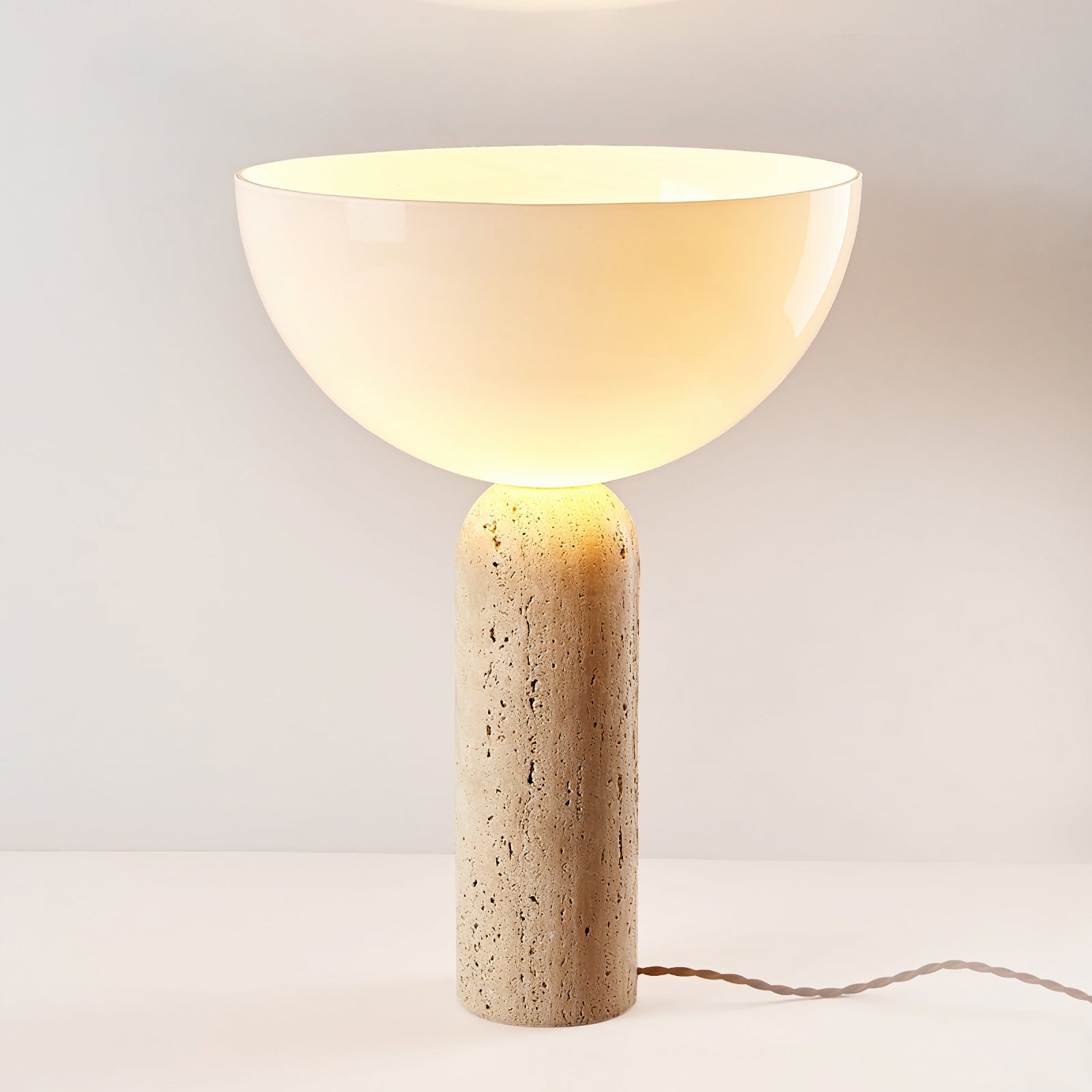 Lámpara de Mesa de Travertino con Base Cilíndrica y Pantalla de Vidrio Blanco – Estilo Moderno para Iluminación Interior 3