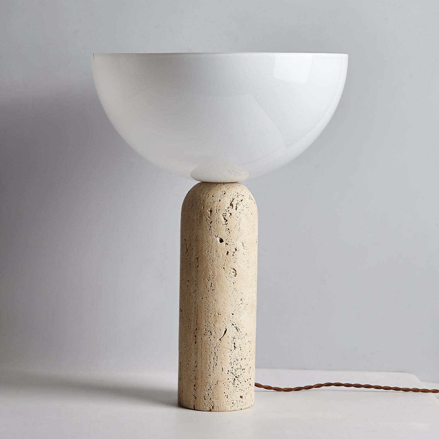 Lámpara de Mesa de Travertino con Base Cilíndrica y Pantalla de Vidrio Blanco – Estilo Moderno para Iluminación Interior 4