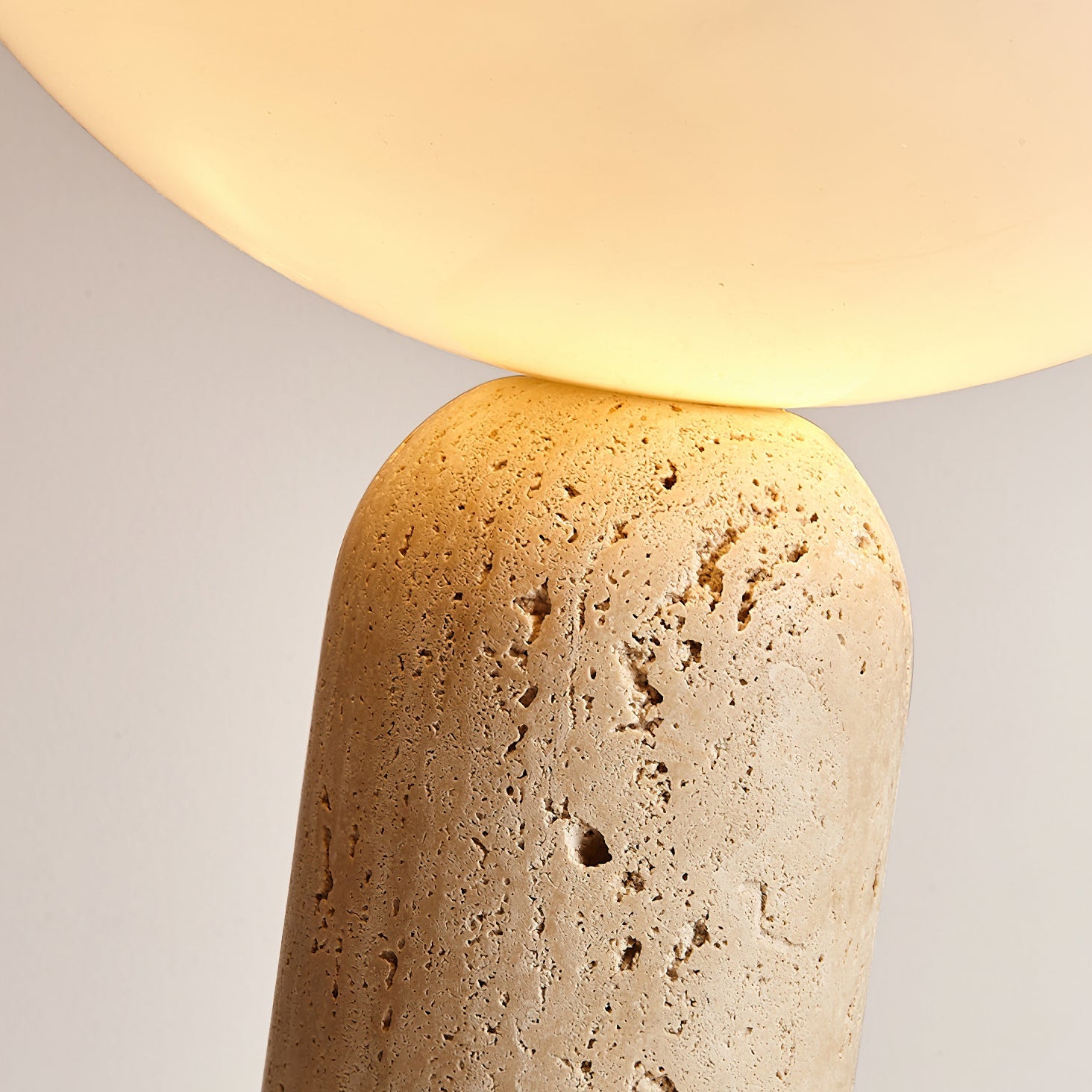 Lámpara de Mesa de Travertino con Base Cilíndrica y Pantalla de Vidrio Blanco – Estilo Moderno para Iluminación Interior 5