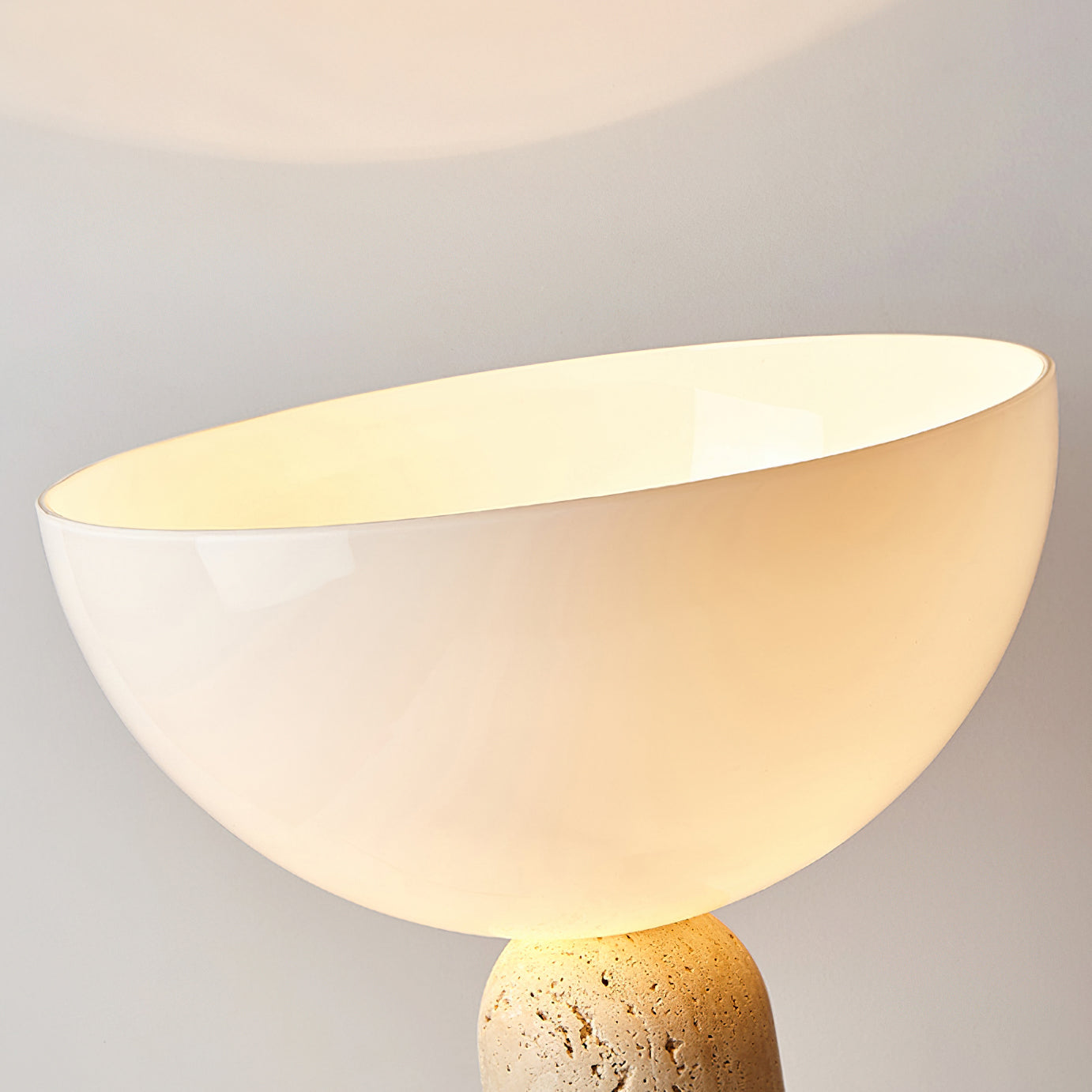 Lámpara de Mesa de Travertino con Base Cilíndrica y Pantalla de Vidrio Blanco – Estilo Moderno para Iluminación Interior 7