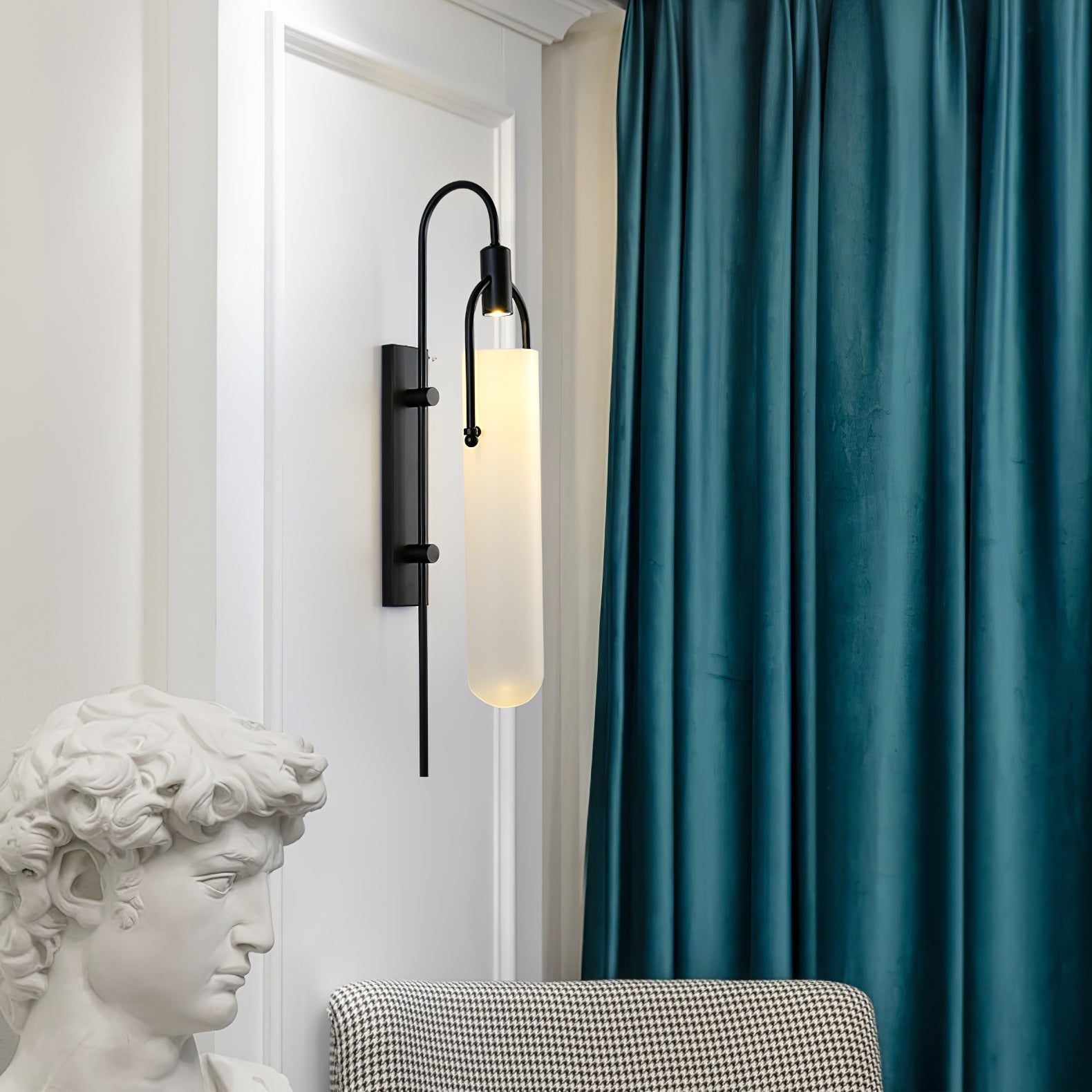 Lámpara de Pared Arc de Vidrio con Diseño Moderno y Acabado en Metal 2