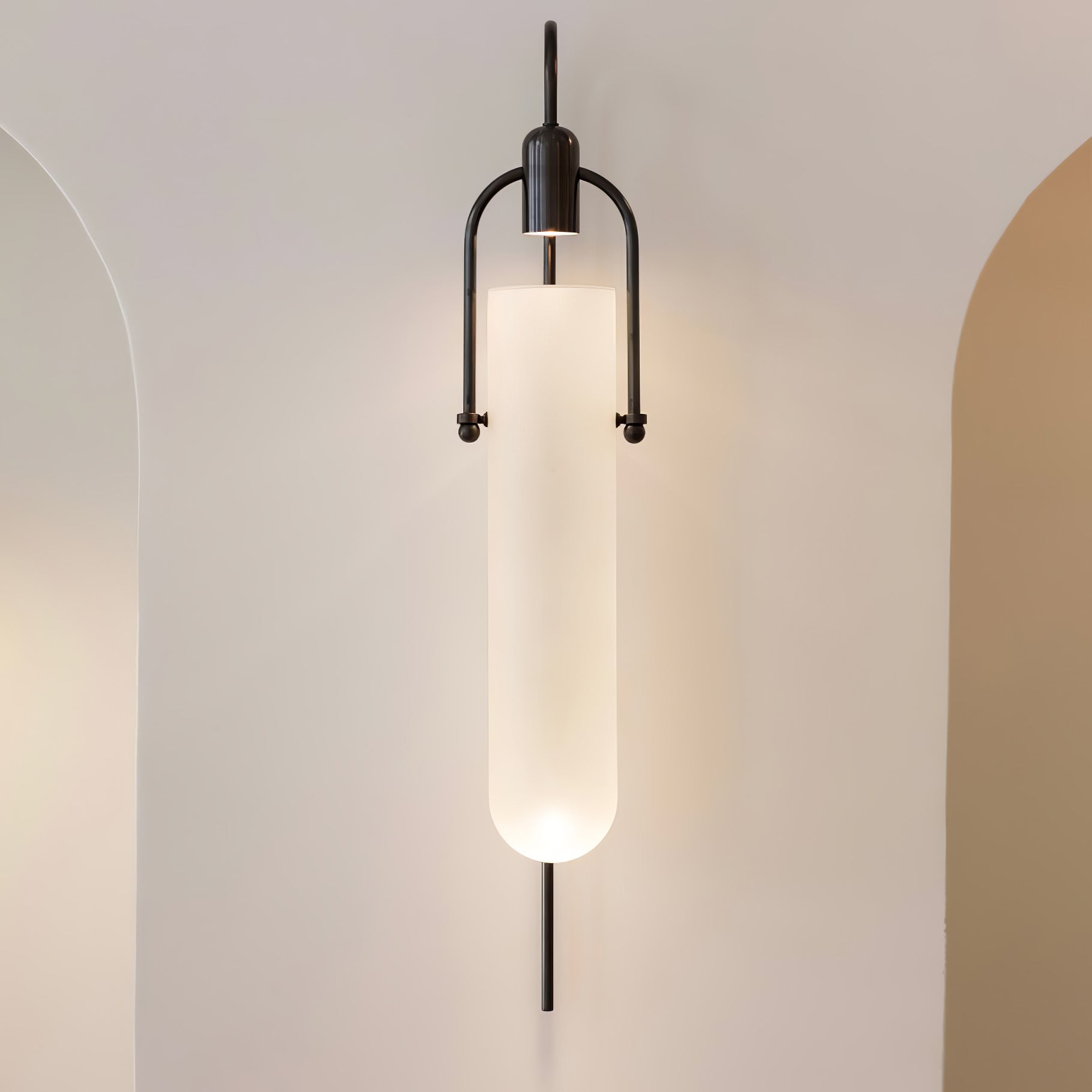 Lámpara de Pared Arc de Vidrio con Diseño Moderno y Acabado en Metal 4