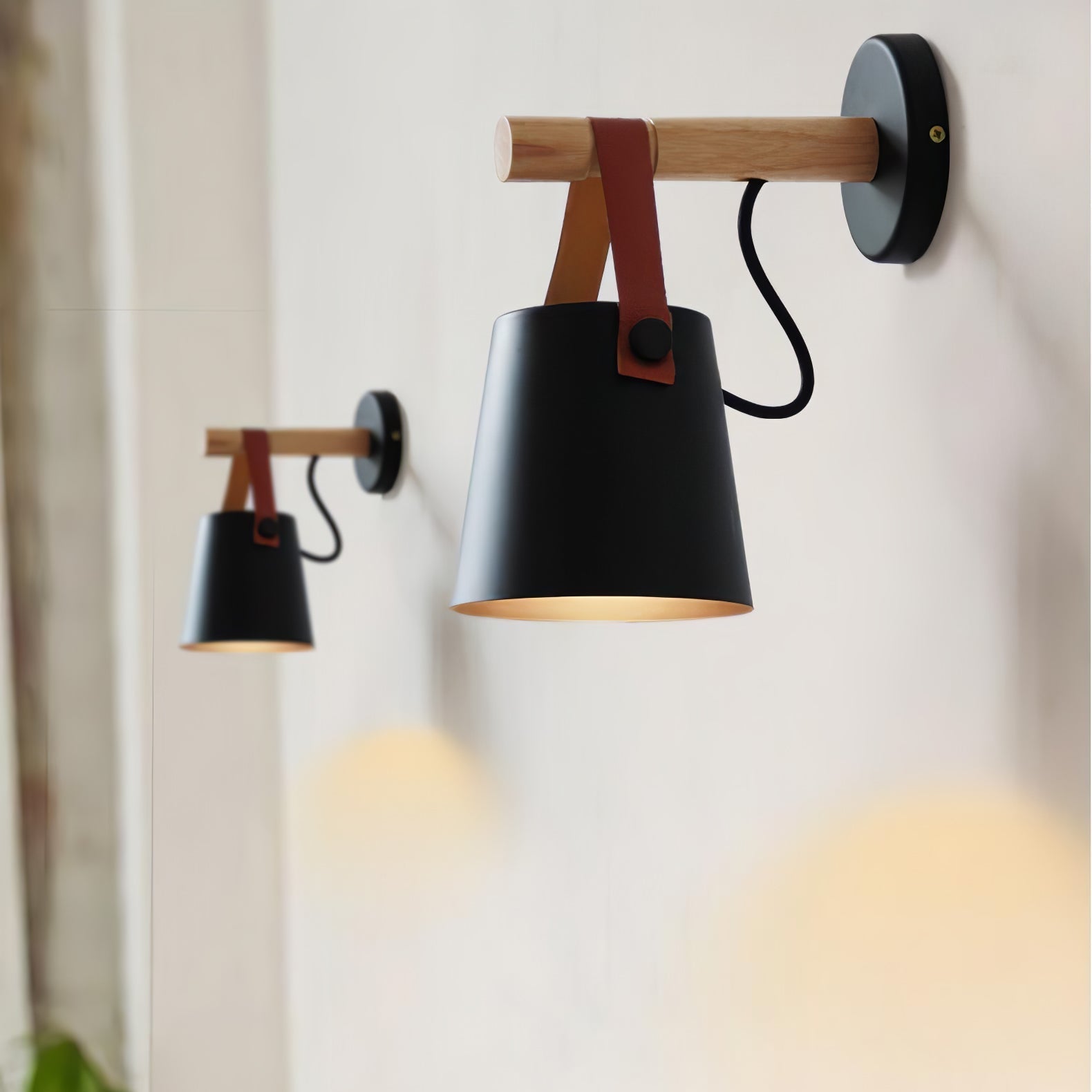 Lámpara de Pared Conical de Madera Escandinava con Luz LED Eficiente y Soporte de Cuero para Interiores 0