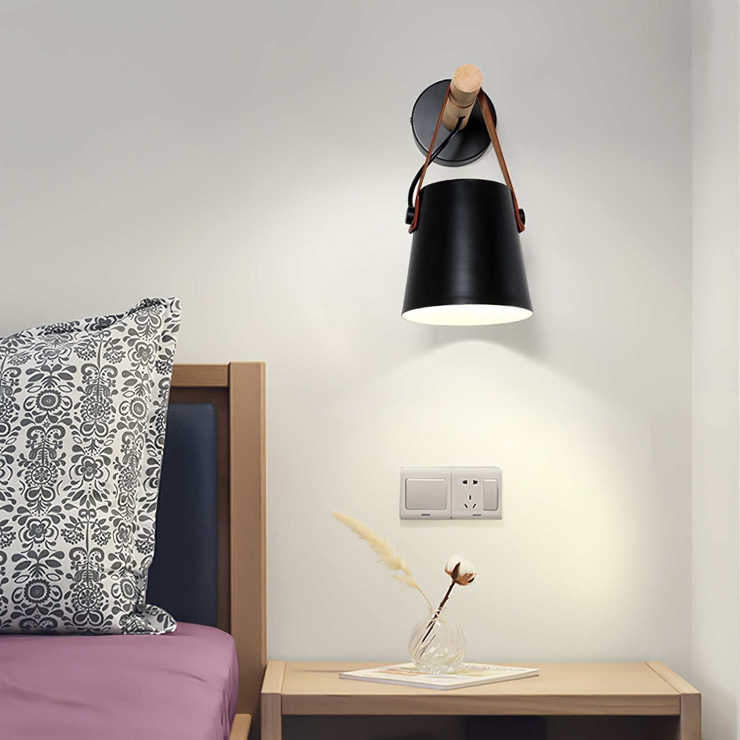 Lámpara de Pared Conical de Madera Escandinava con Luz LED Eficiente y Soporte de Cuero para Interiores 3