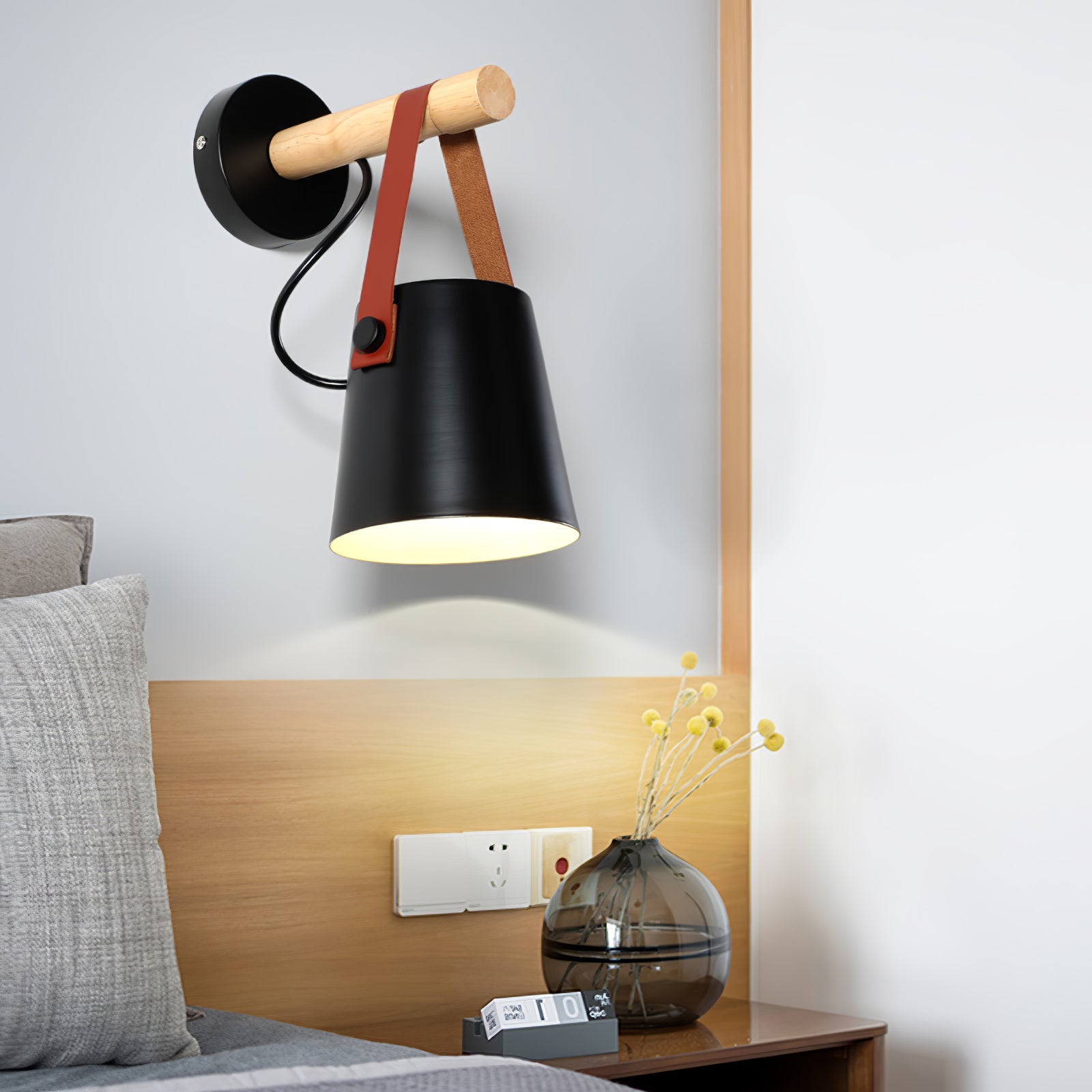 Lámpara de Pared Conical de Madera Escandinava con Luz LED Eficiente y Soporte de Cuero para Interiores 4