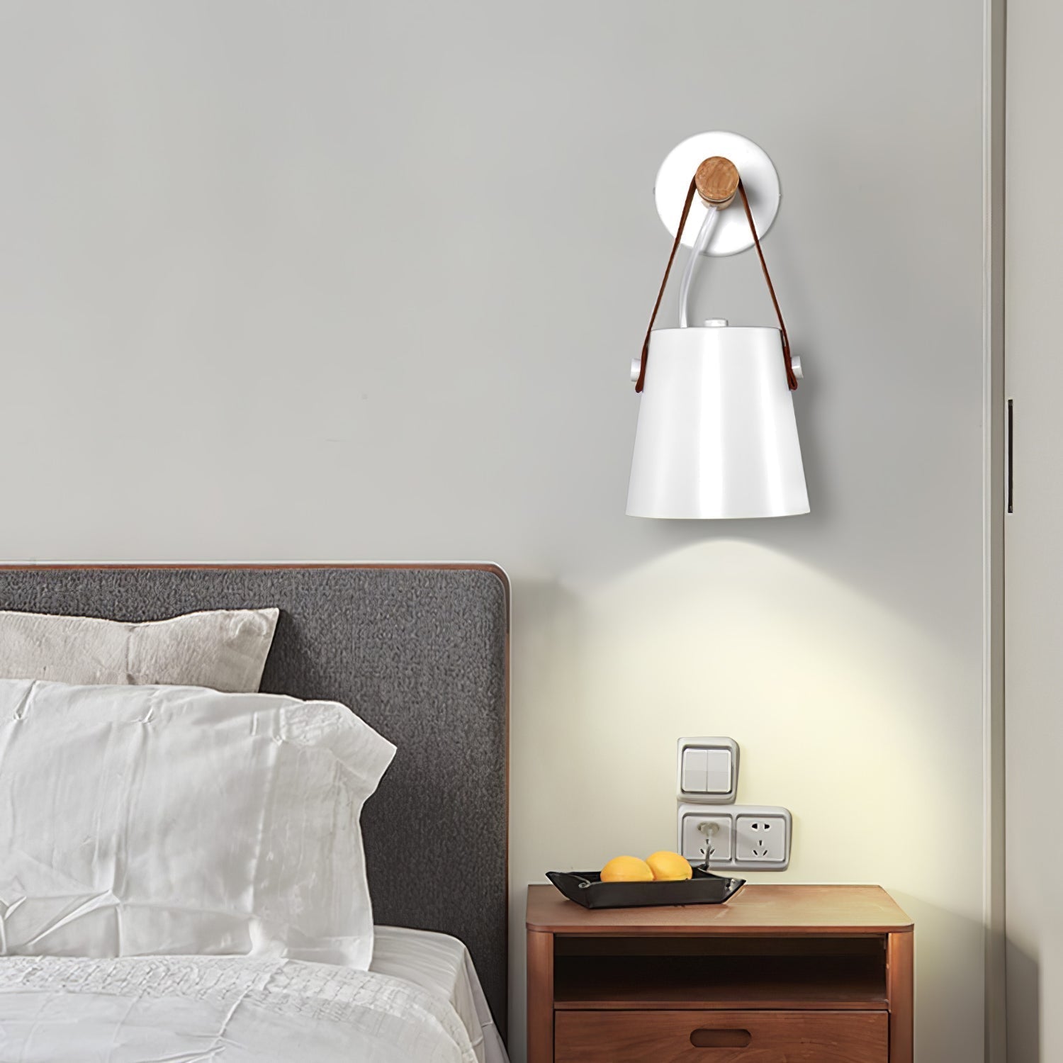 Lámpara de Pared Conical de Madera Escandinava con Luz LED Eficiente y Soporte de Cuero para Interiores 9