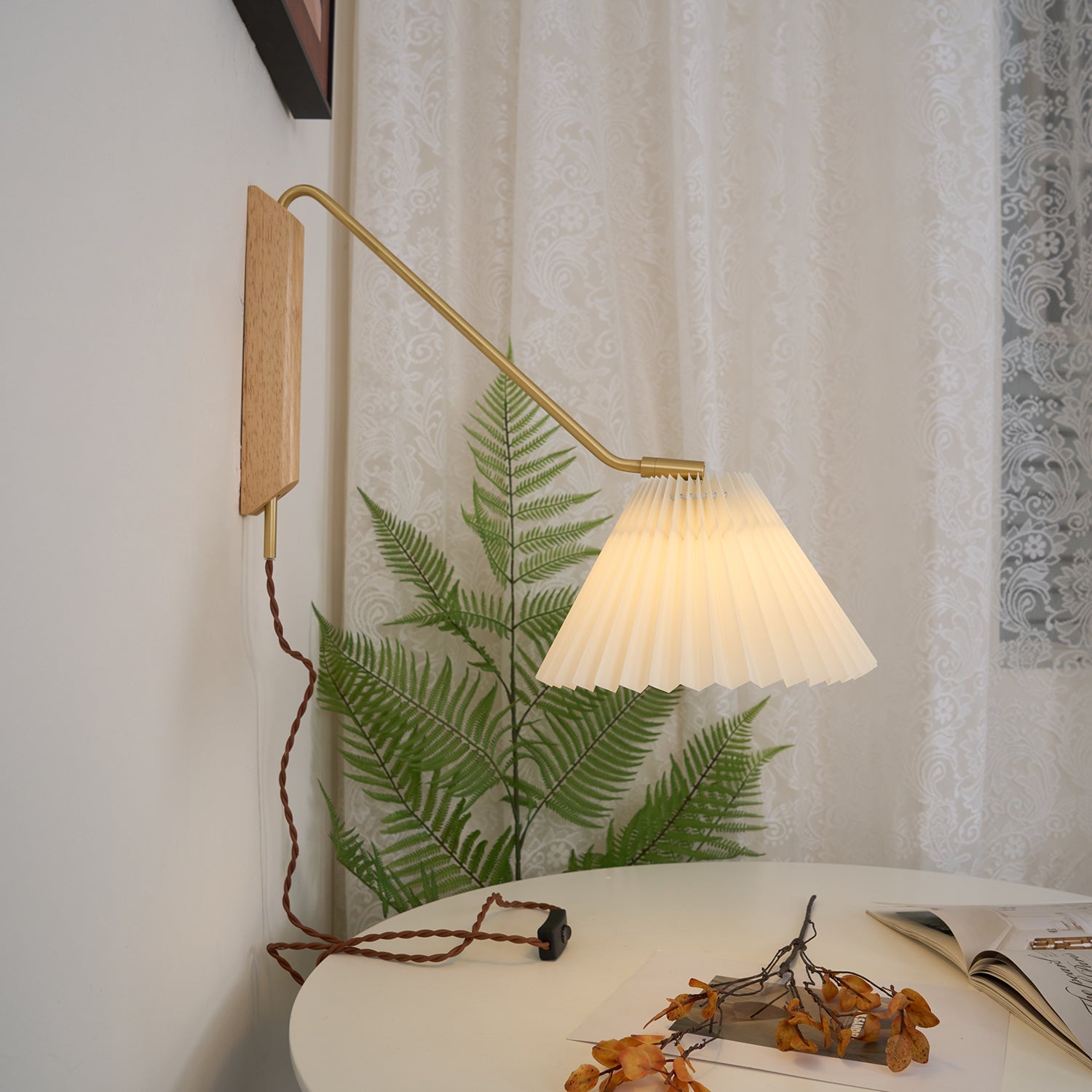 Lámpara de Pared Dorset con Brazo Ajustable y Acabado en Latón – Diseño Moderno y Elegante 4