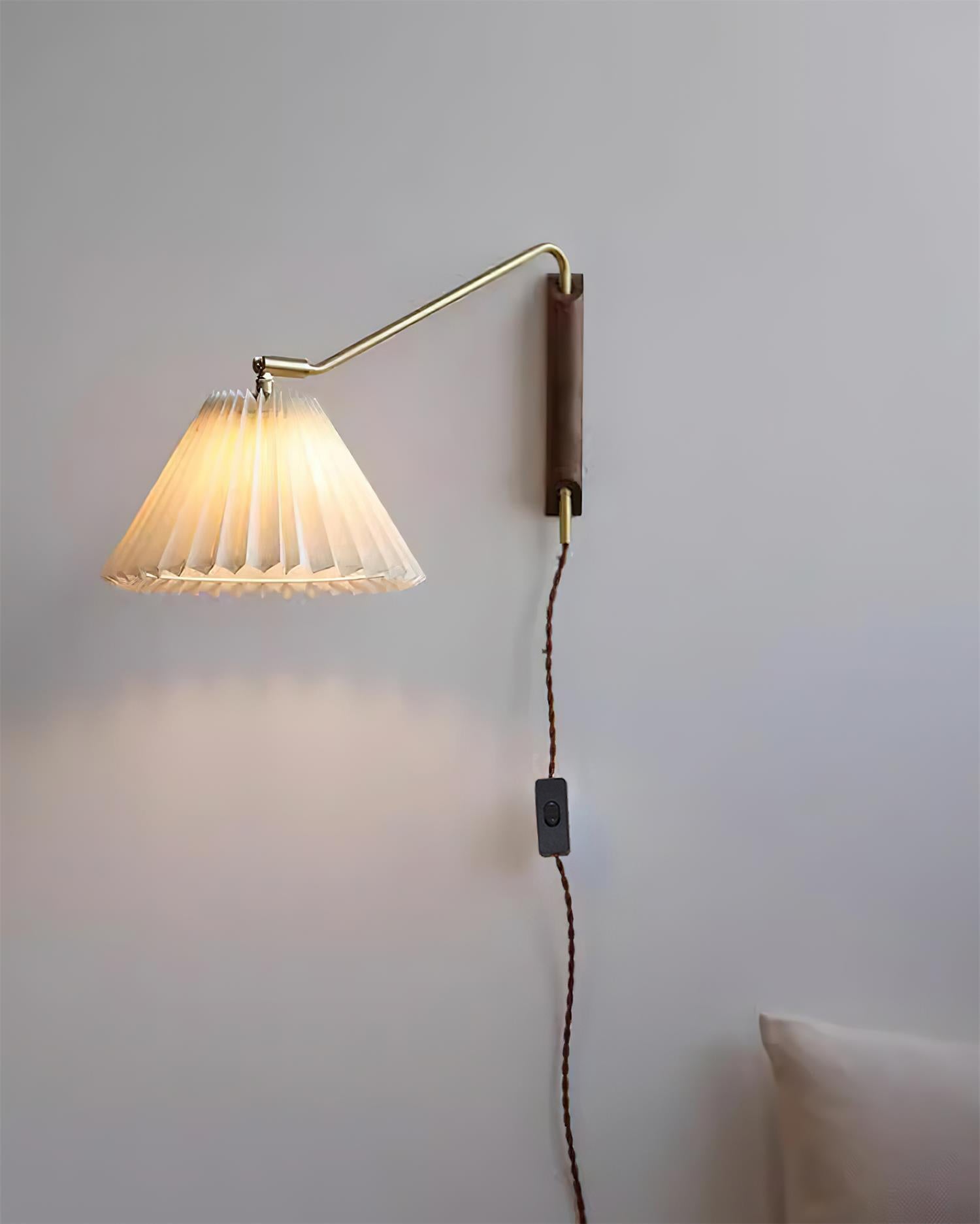 Lámpara de Pared Dorset con Brazo Ajustable y Acabado en Latón – Diseño Moderno y Elegante 7