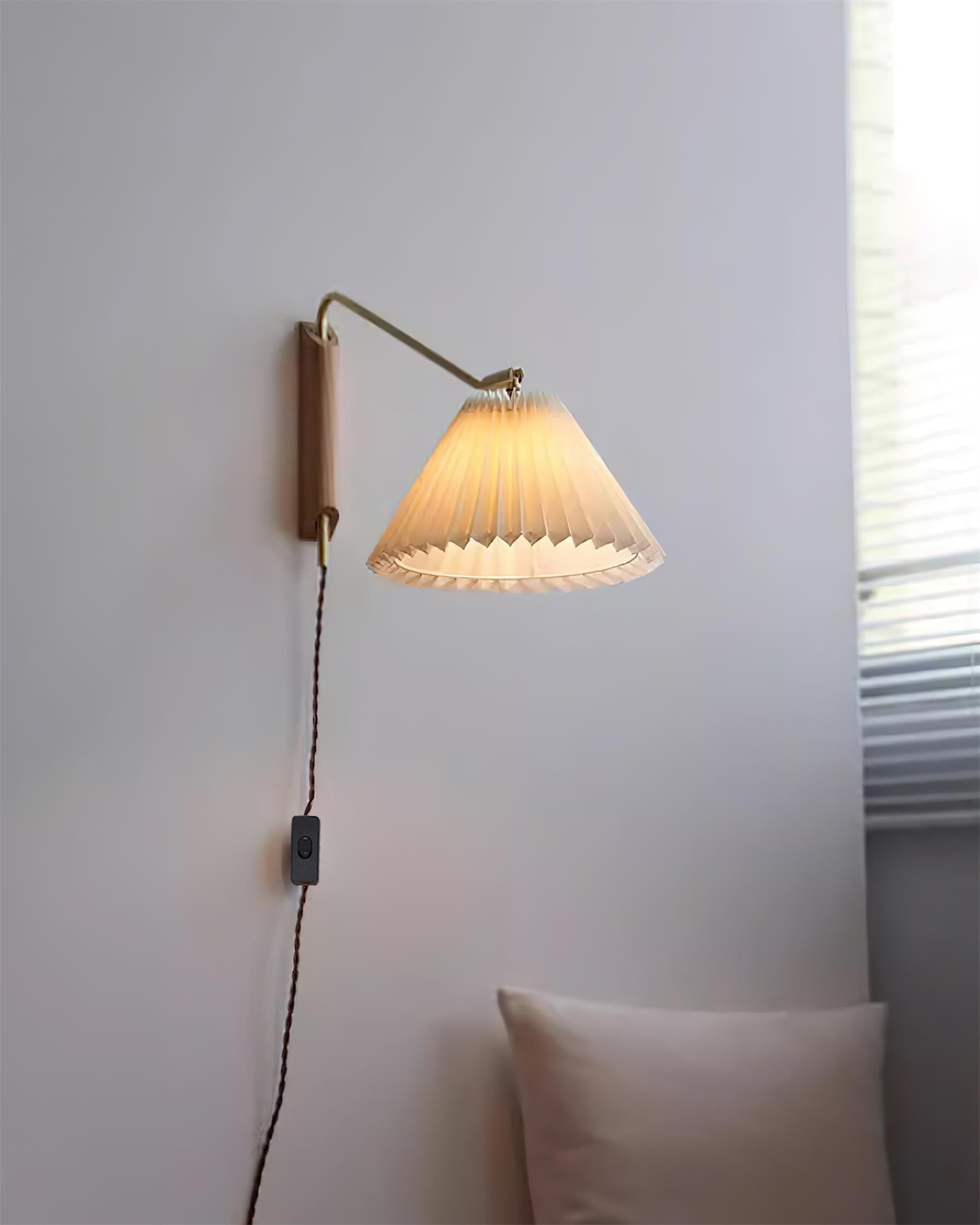 Lámpara de Pared Dorset con Brazo Ajustable y Acabado en Latón – Diseño Moderno y Elegante 8