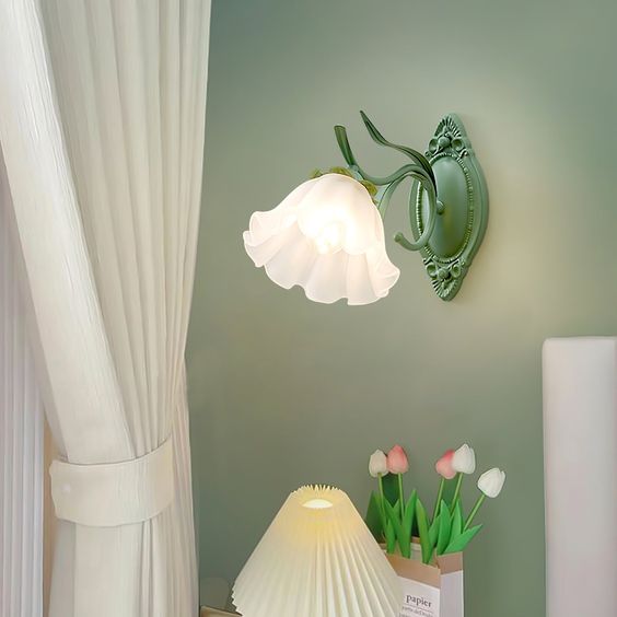 Lámpara de Pared Flor de Lirio de los Valles con Iluminación Suave y Diseño Elegante 1