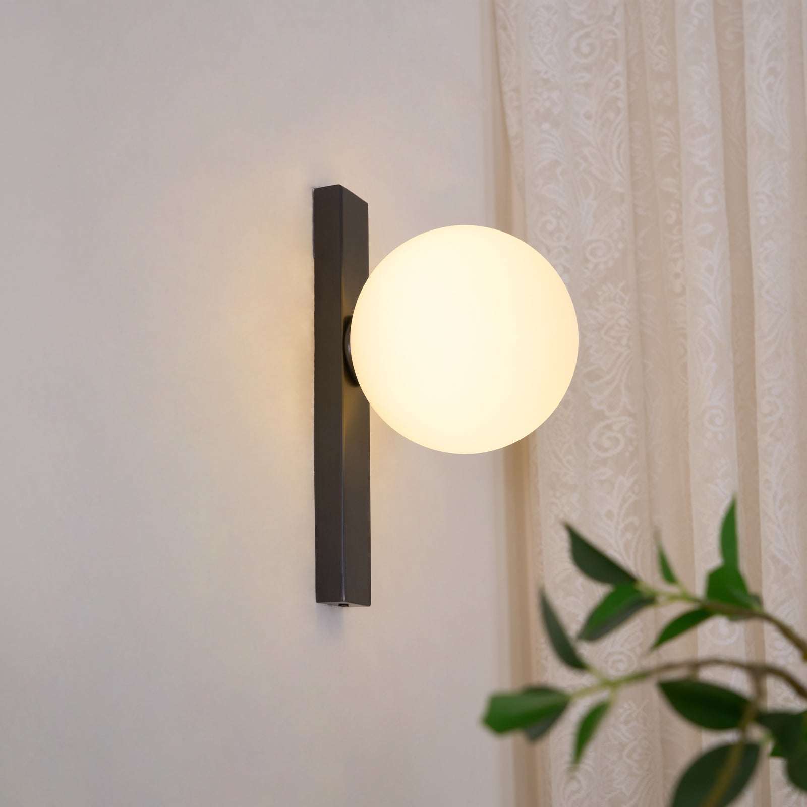 Lámpara de Pared LED Moderna Circ 3720, Difusor Esférico, Acabado Negro, Ideal para Interiores, 15.7 cm Diámetro 8