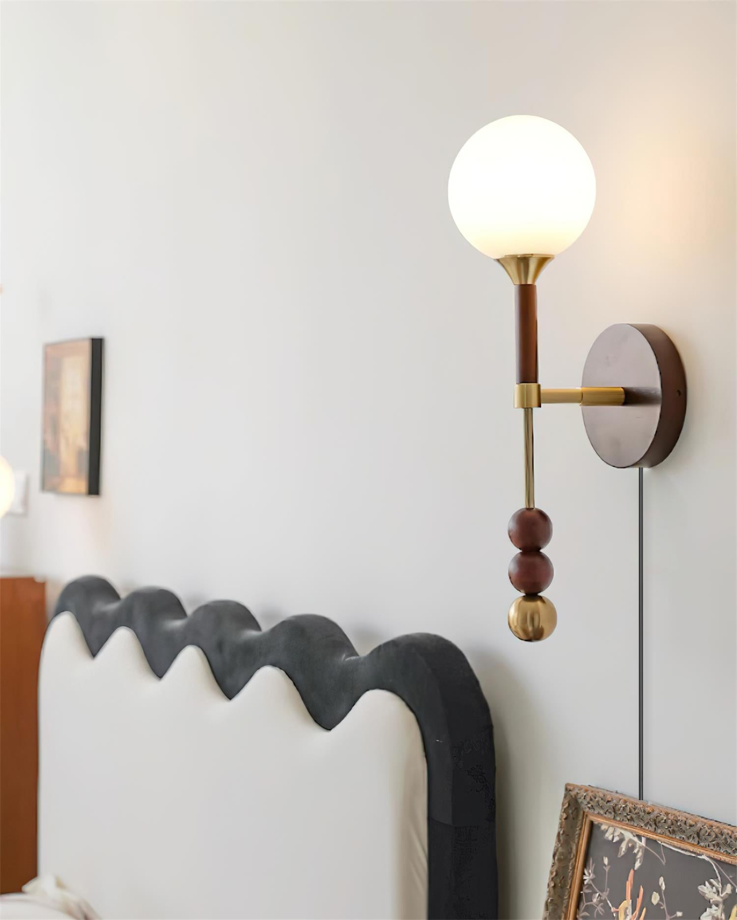 Lámpara de Pared Lolli con Diseño Escultural y Esfera de Vidrio Fosco – Ideal para Interiores Modernos 4