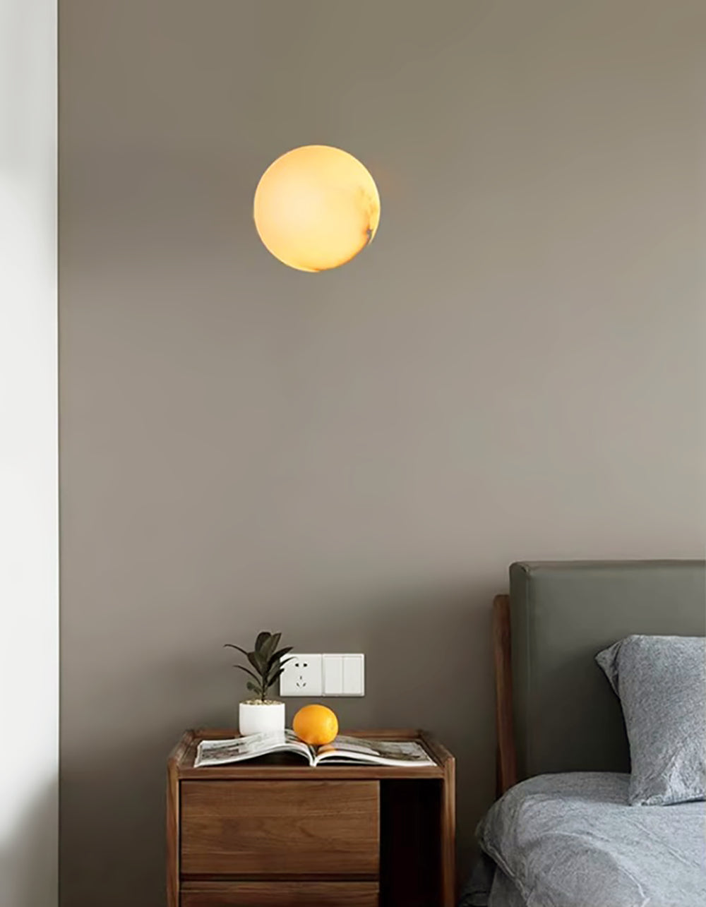 Lámpara de Pared Mini Orb de Alabastro con Diseño Elegante y Luz LED 7