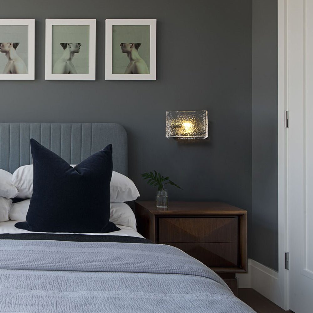 Lámpara de Pared Minimalista de Metal con Pantalla de Vidrio Texturizado en Acabado Bronce – Apliques de Pared Modernos 1