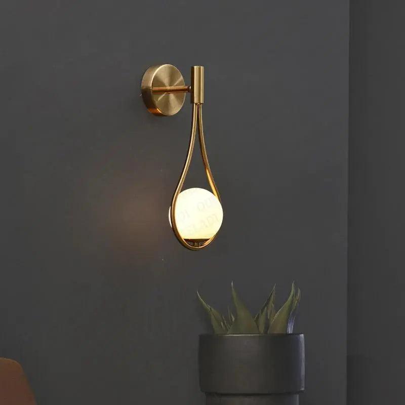 Lámpara de Pared Moderna Nórdica de Hierro y Vidrio en Acabado Negro o Dorado - Diseño Elegante y Compacto para Interiores 0