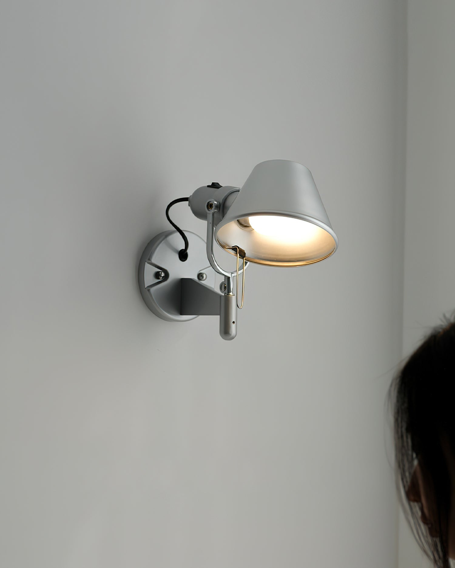 Lámpara de Pared Moderna con Brazo Ajustable y Acabado Metálico – Ideal para Iluminación de Lectura 2